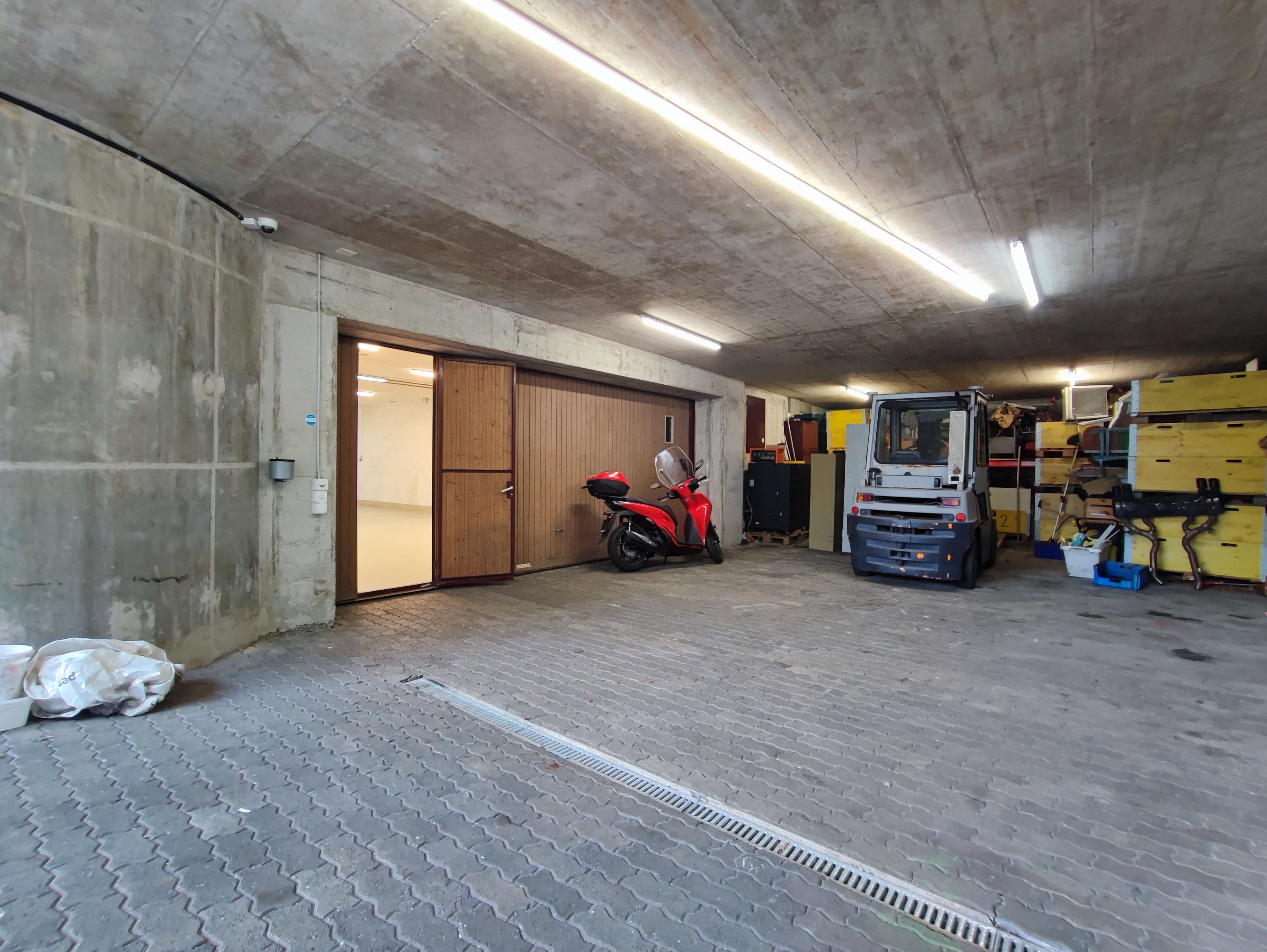 Gewerberaum mit viel Platz für Autos - 6