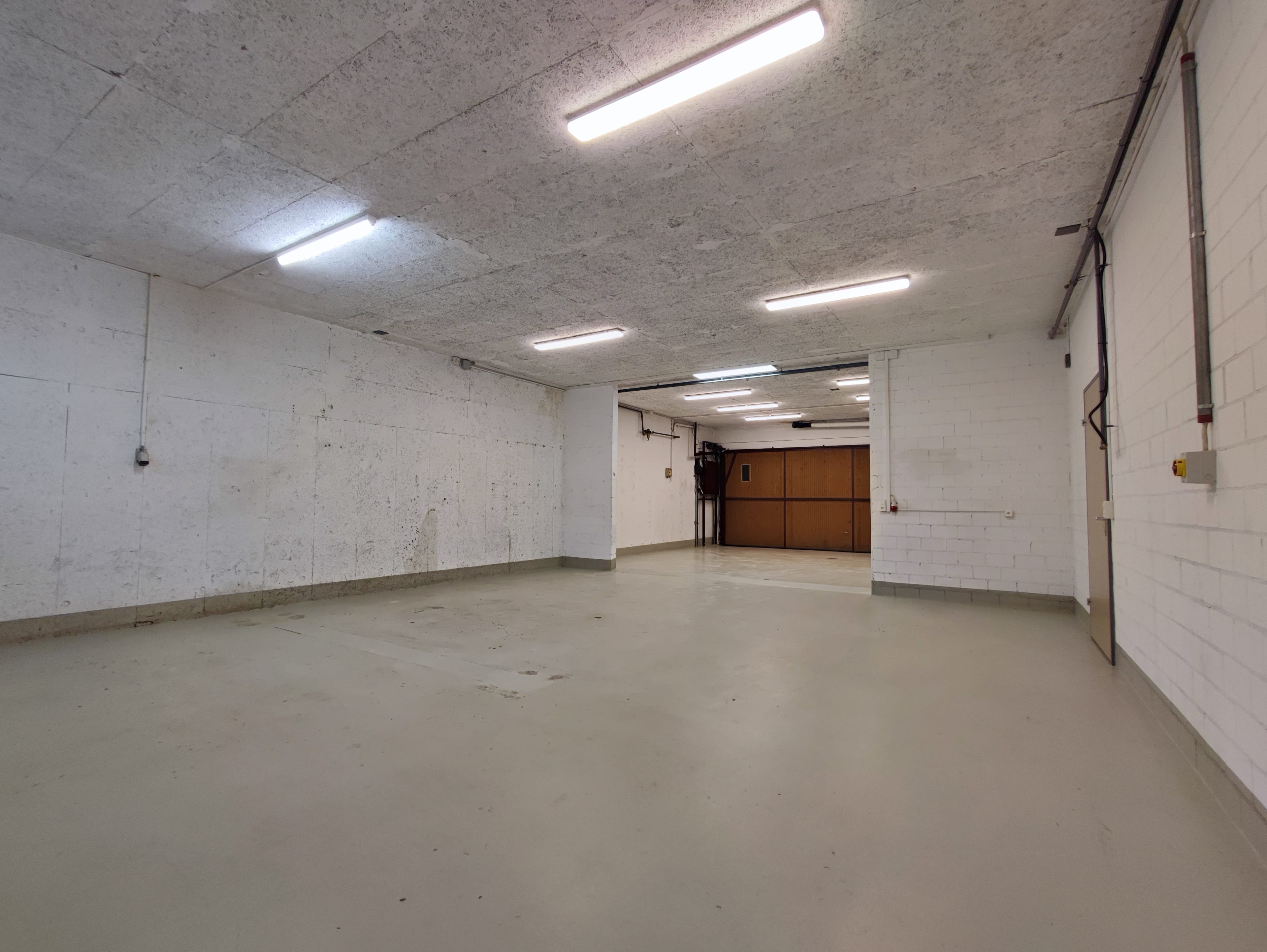 Gewerberaum mit viel Platz für Autos - 1
