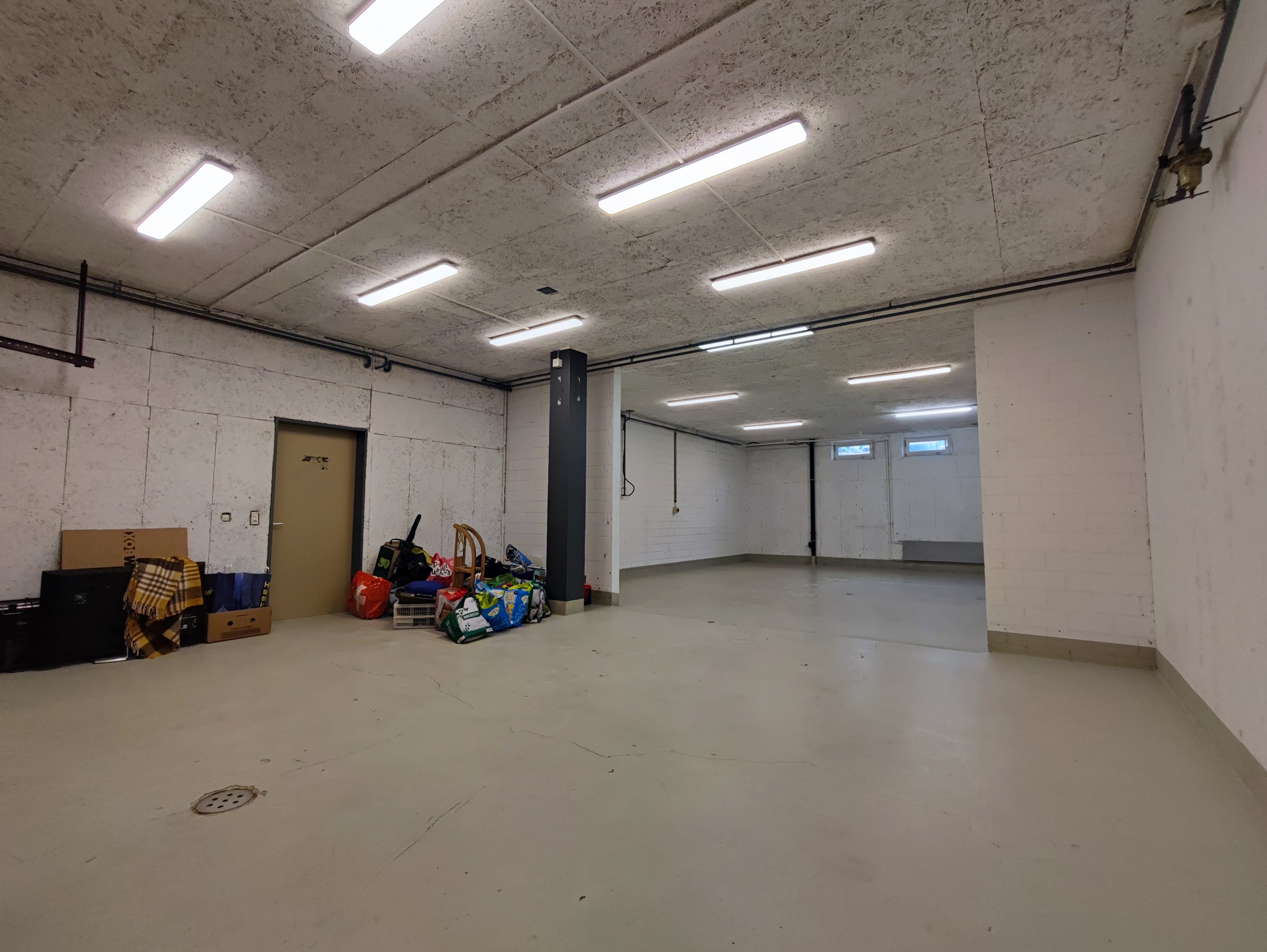 Gewerberaum mit viel Platz für Autos - 2