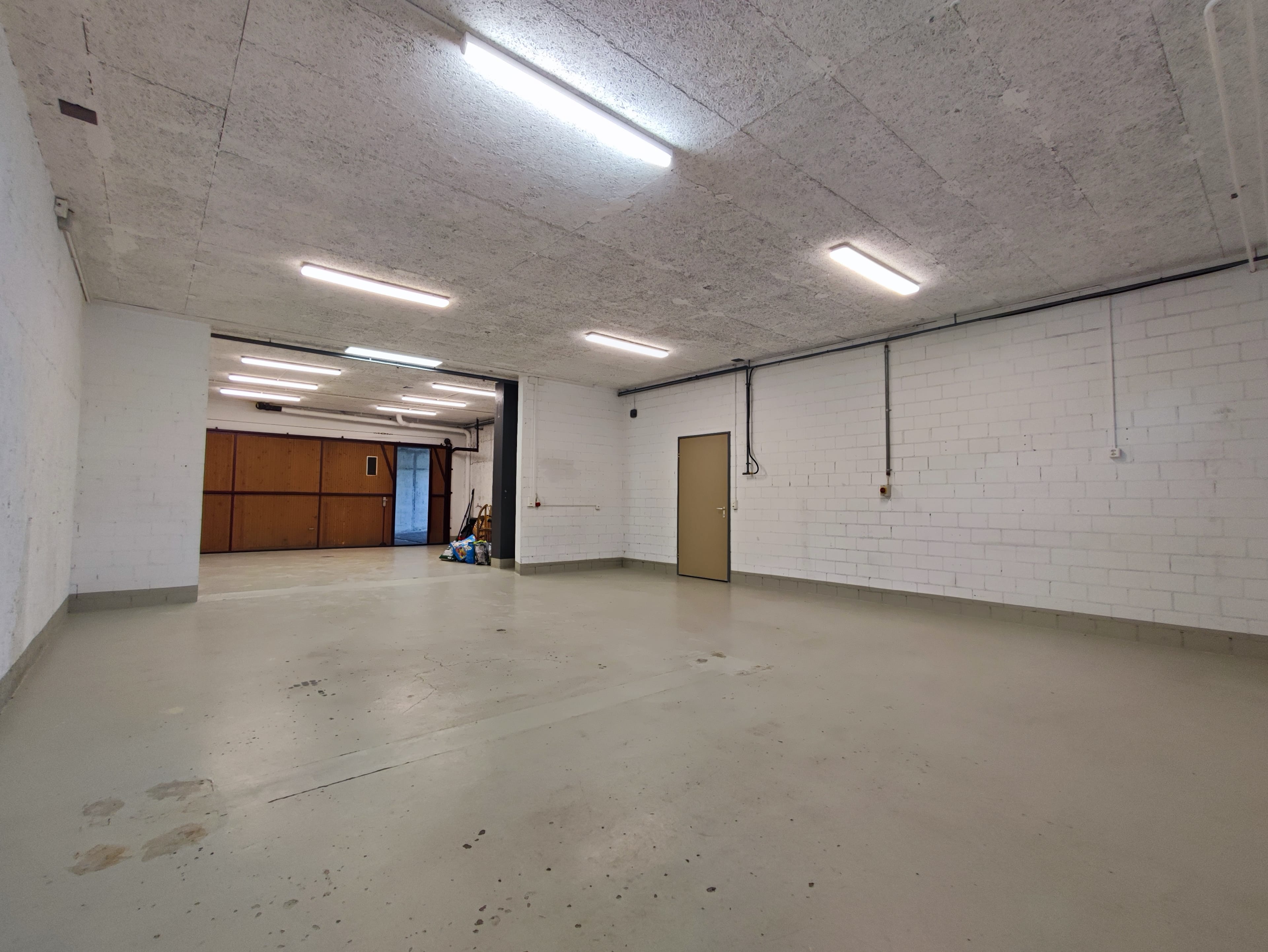 Gewerberaum mit viel Platz für Autos - 4