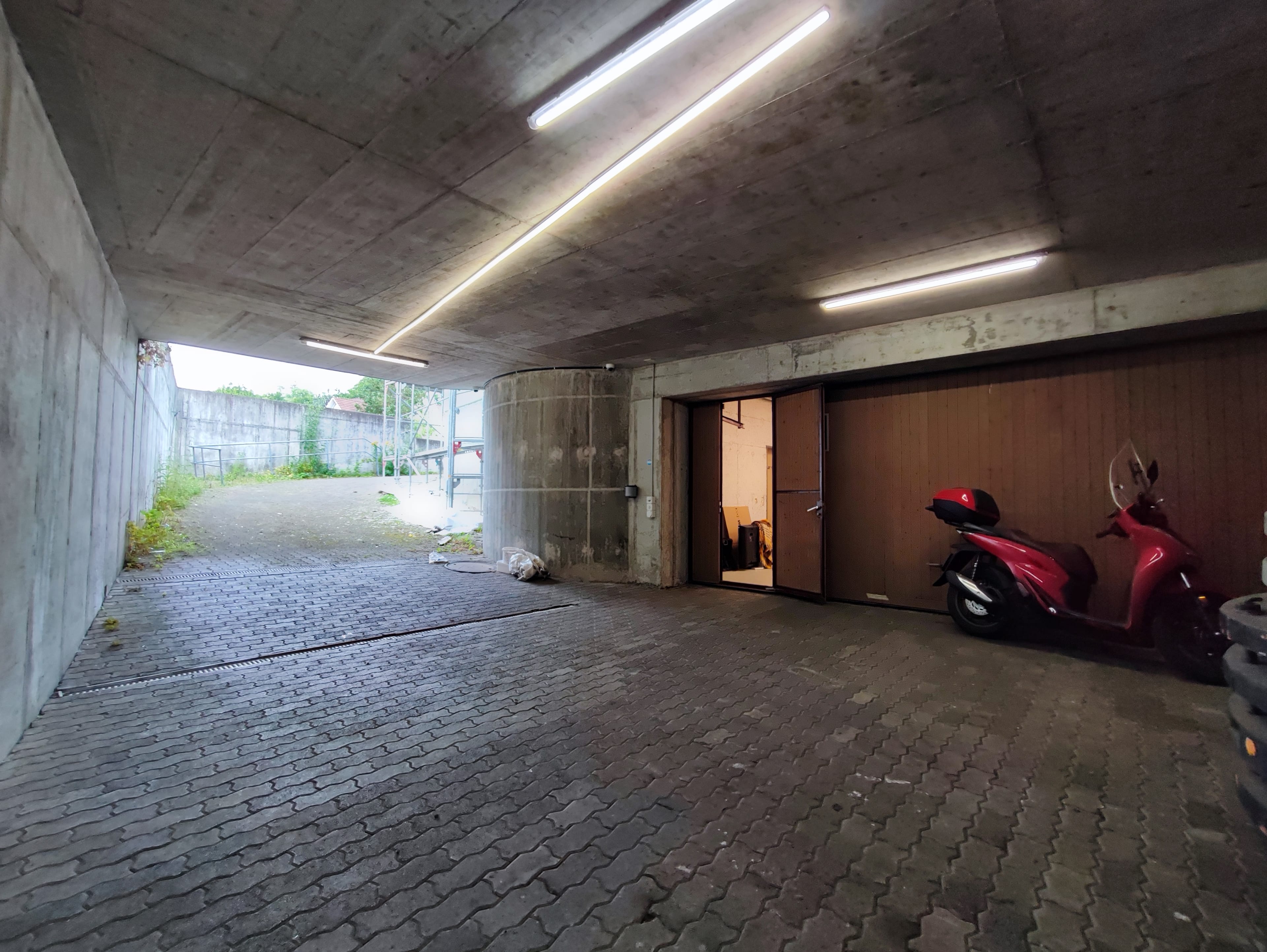 Gewerberaum mit viel Platz für Autos - 5