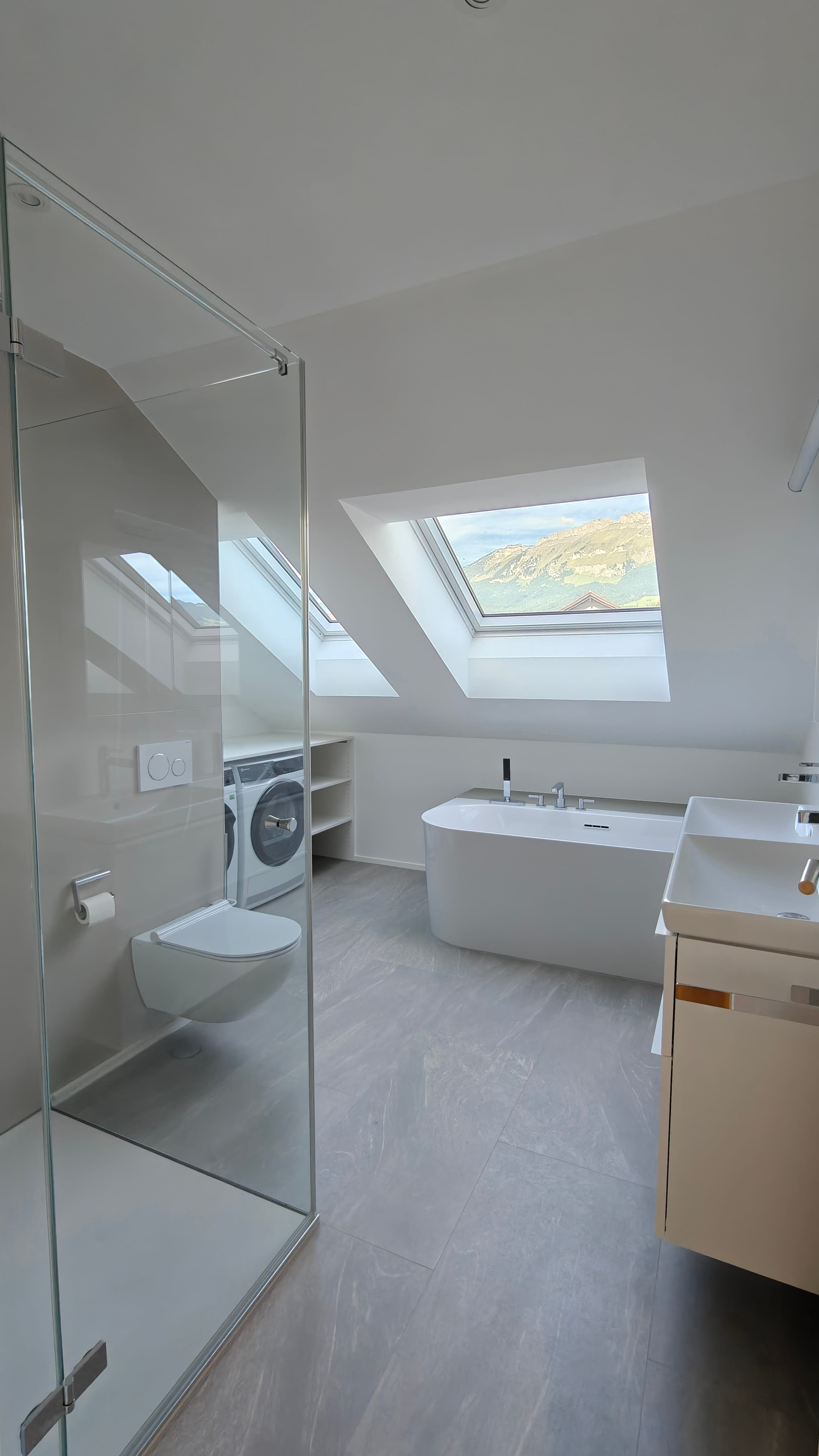 Moderne 3.5-Zimmer-Dachwohnung mit Bergsicht in Haag - Bild 2