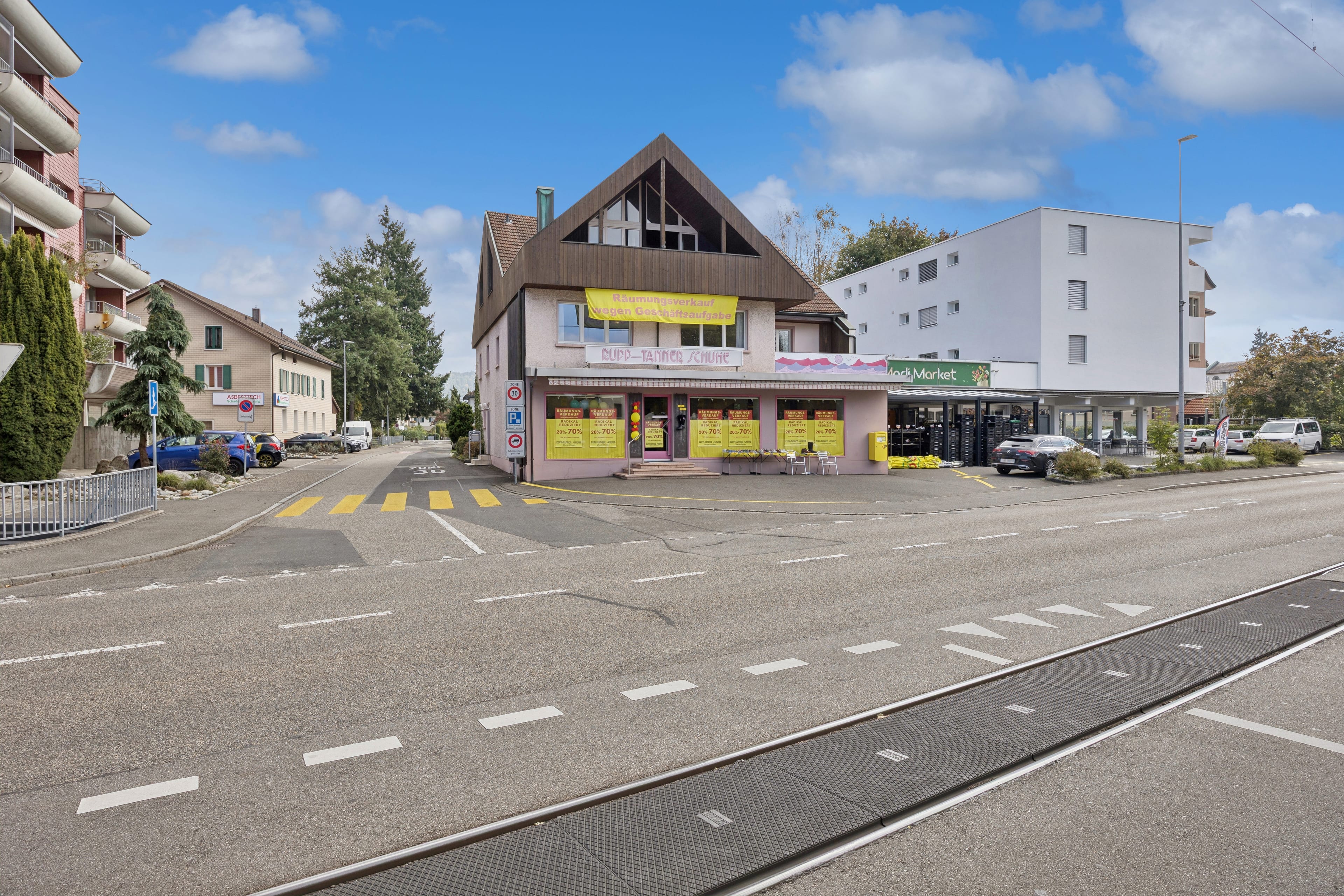 Vielseitiges Wohn- und Geschäftshaus - Oberentfelden, 10 Zimmer