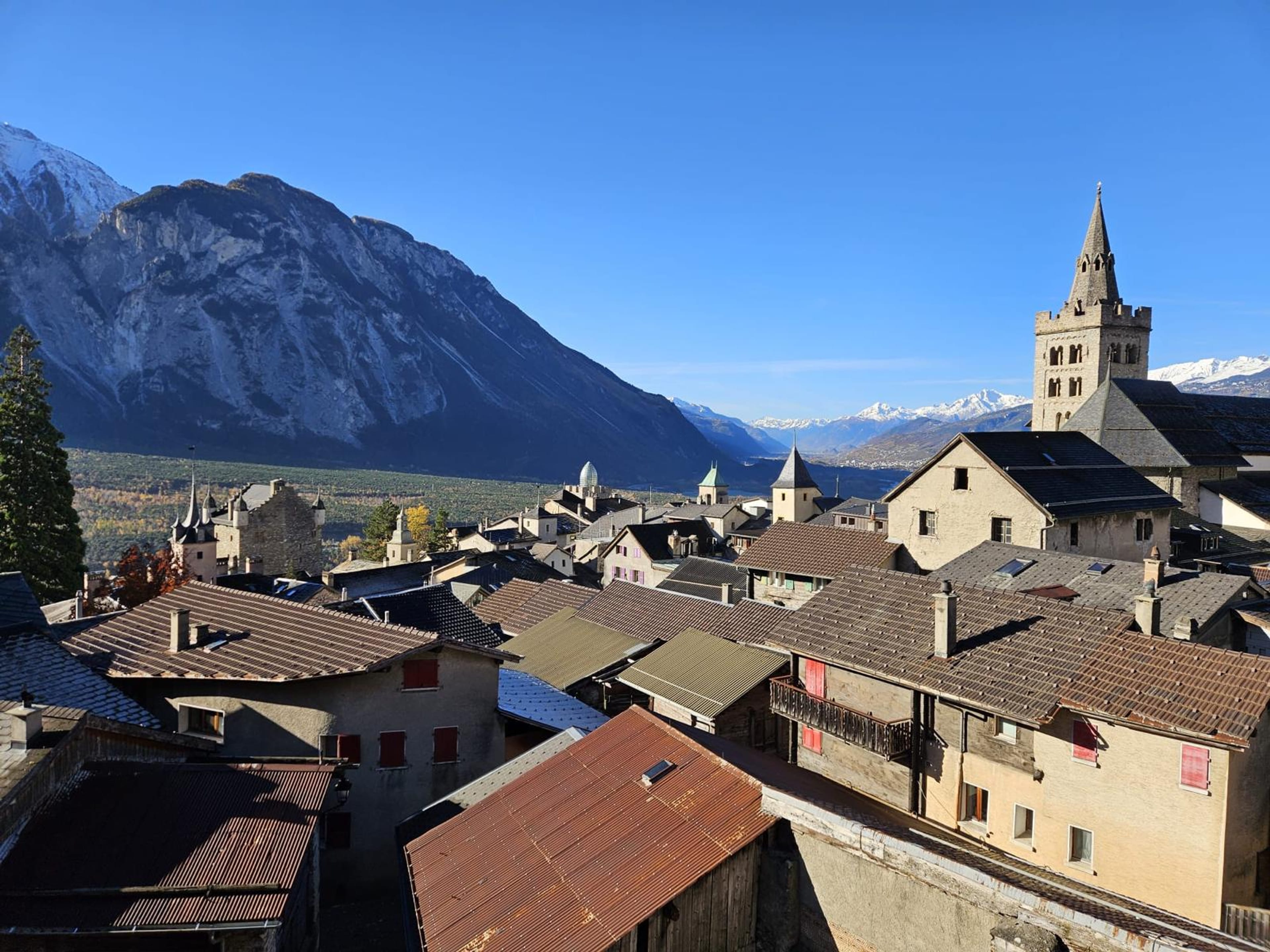 2/3 eines sanierungsbedürftigen Hauses im Wallis - Bild 2