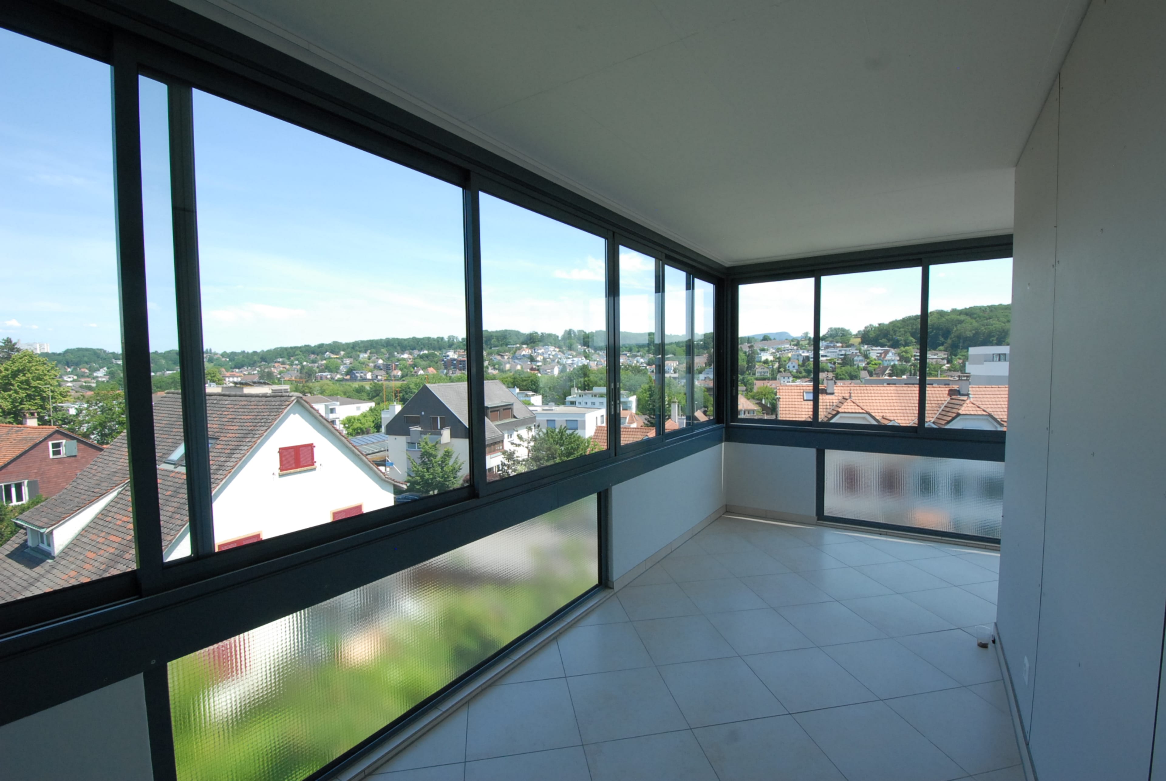 Helle 4-Zimmer-Wohnung mit grossem Balkon in Oberwil kaufen - Bild 1