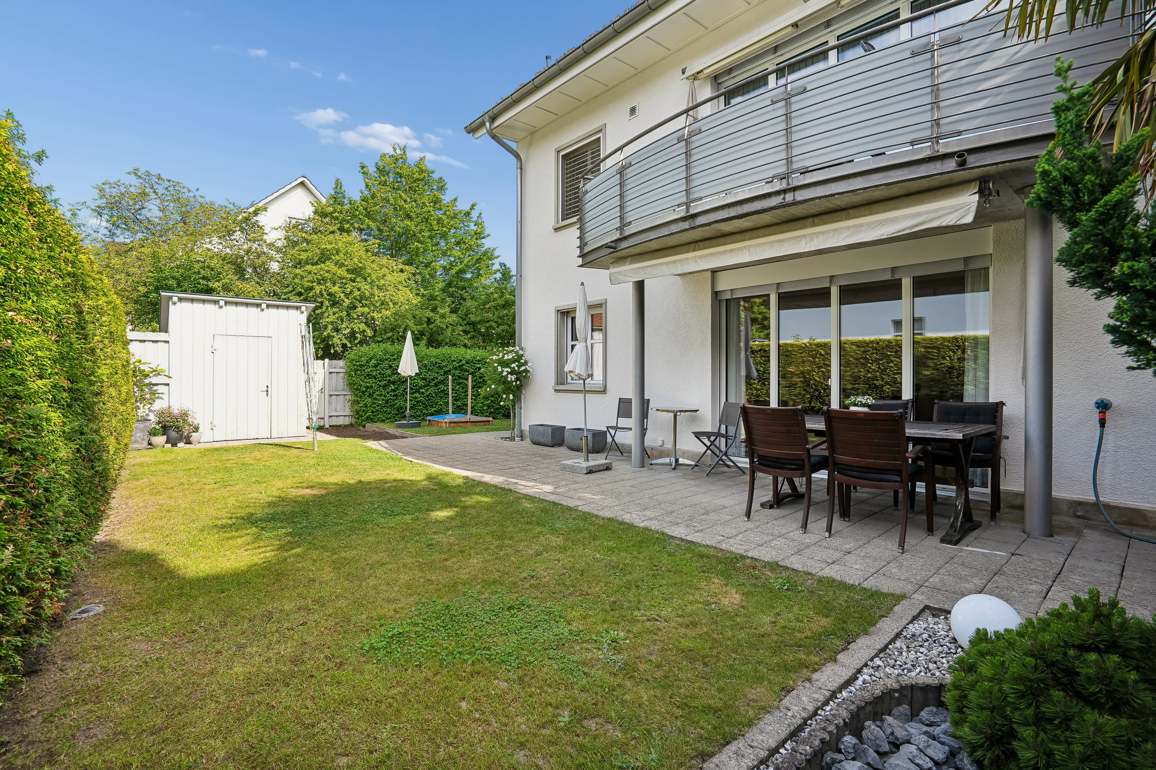 Gartenwohnung mit Einfamilienhausgefühl – 260 m² Privatgarten - Bild 2