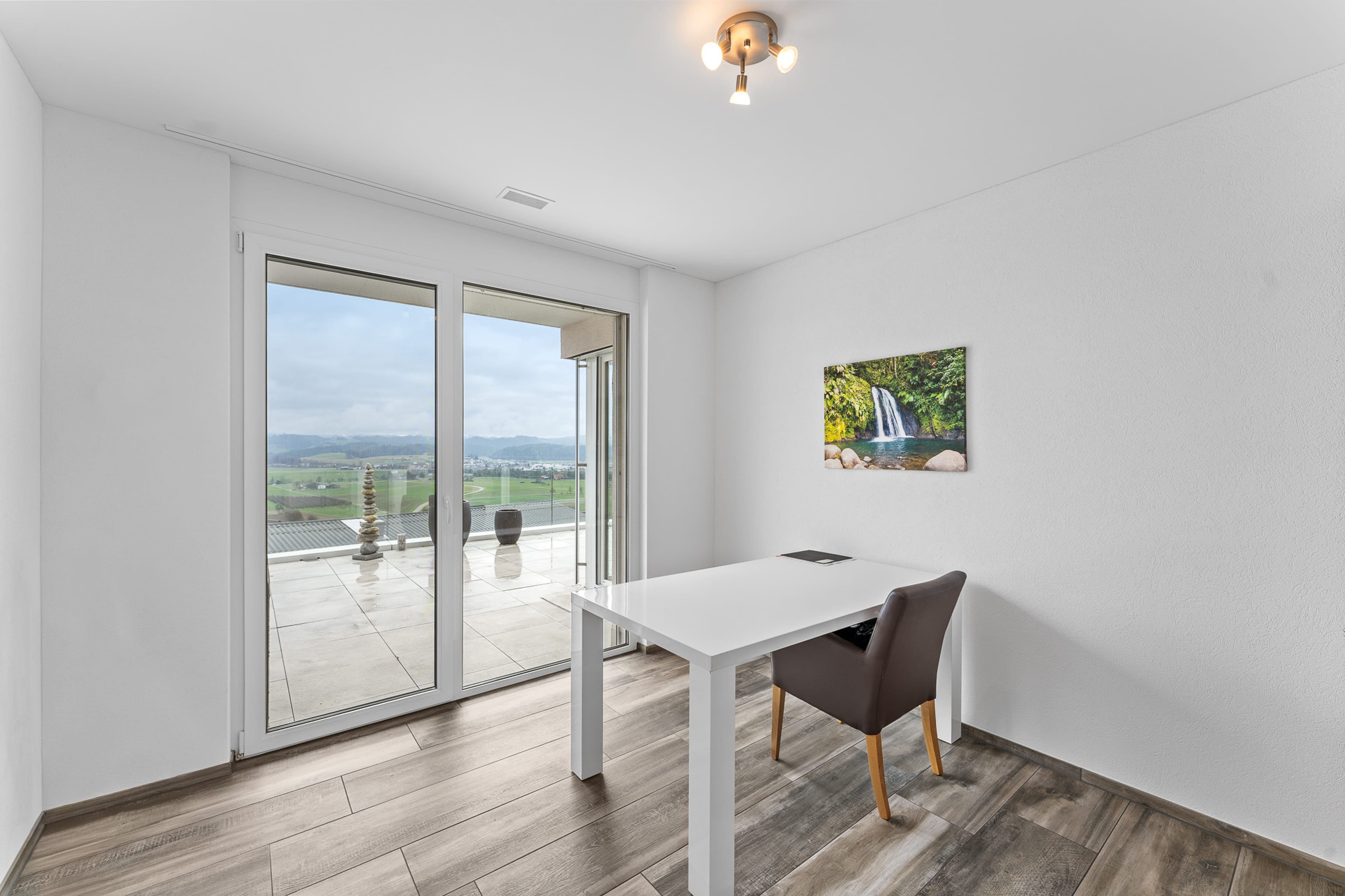 Weitblick von der grosszügigen Terrasse geniessen! - 16