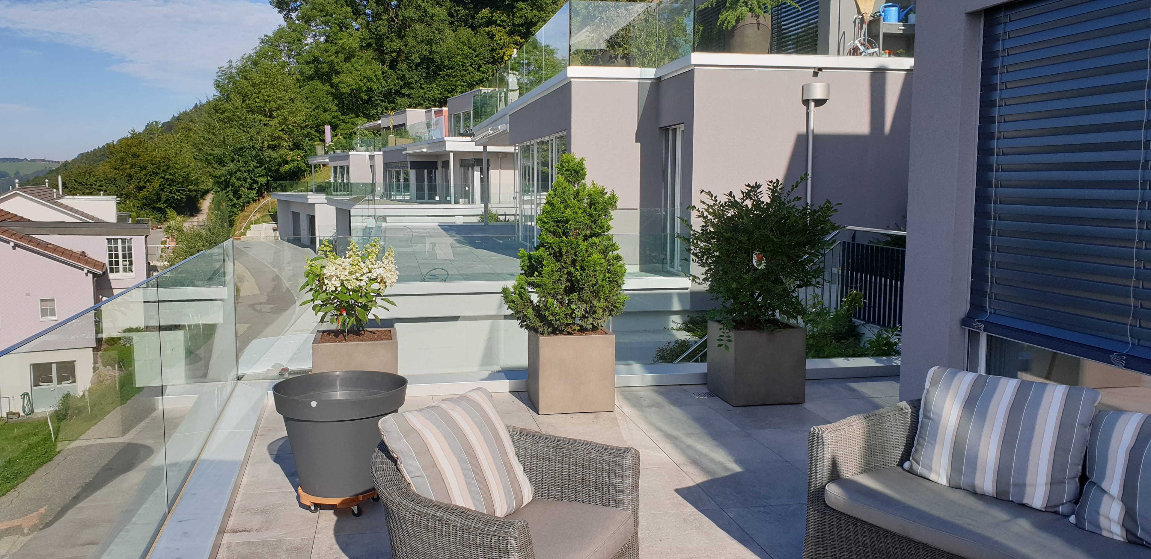 Weitblick von der grosszügigen Terrasse geniessen! - Bild 5