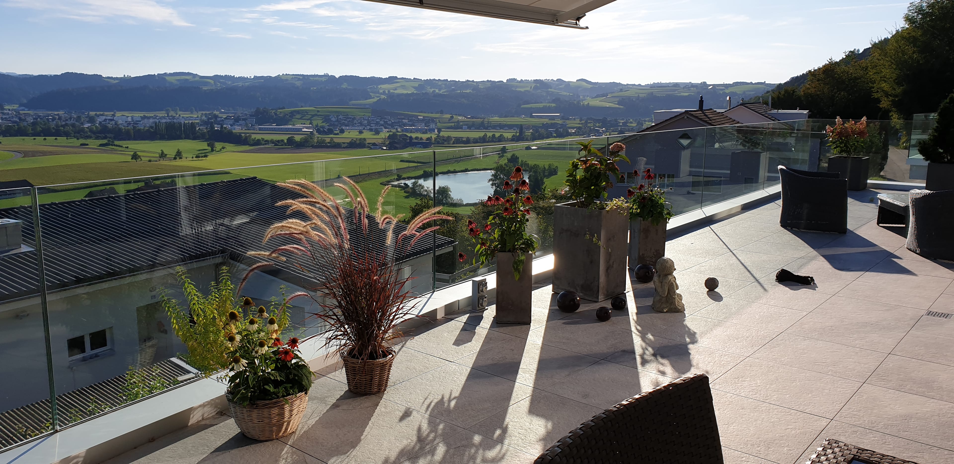 Weitblick von der grosszügigen Terrasse geniessen! - Bild 3