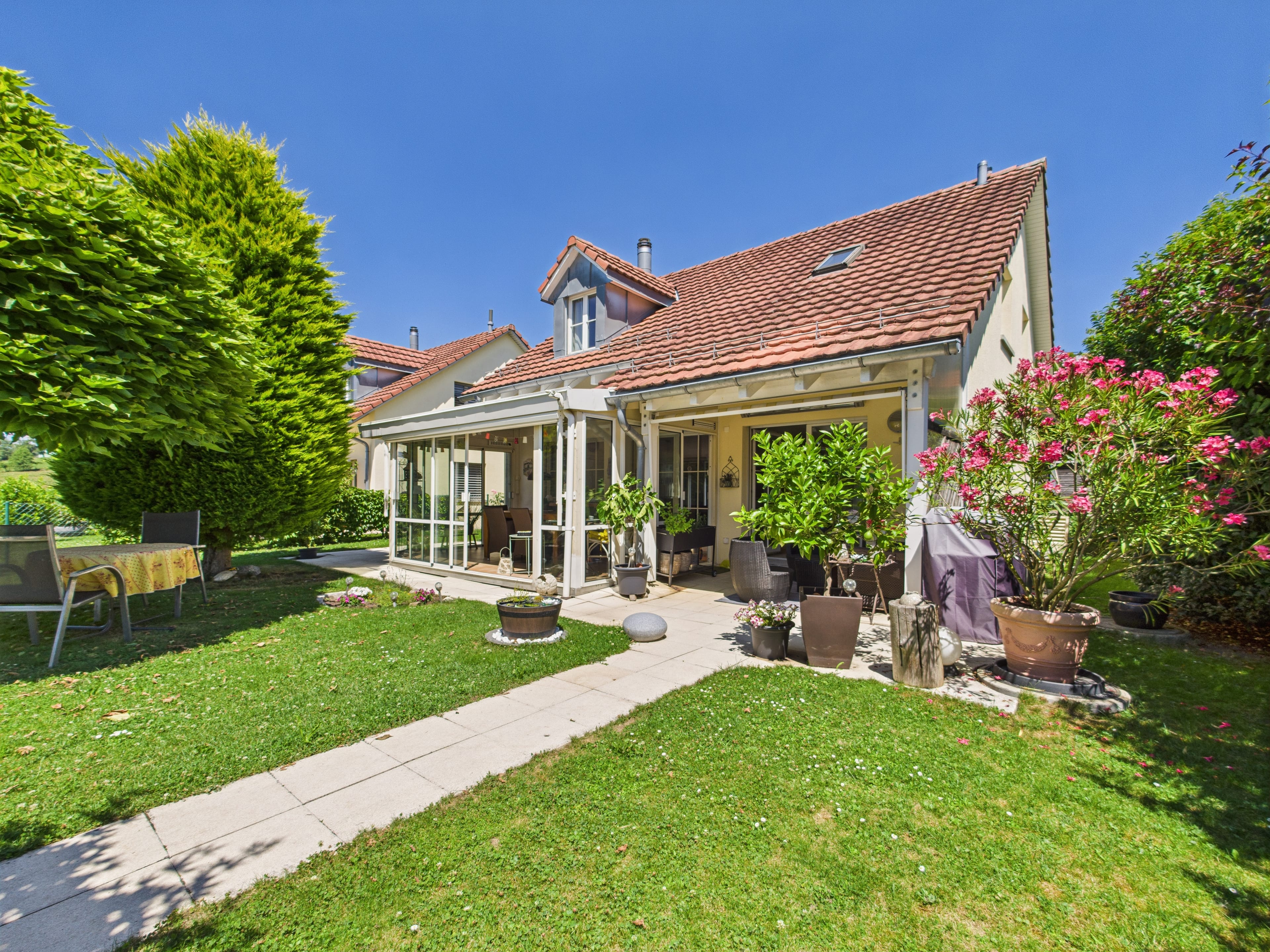 Wohntraum für Familien – 5.5 Zimmer, Pool, Garten & Bergblick