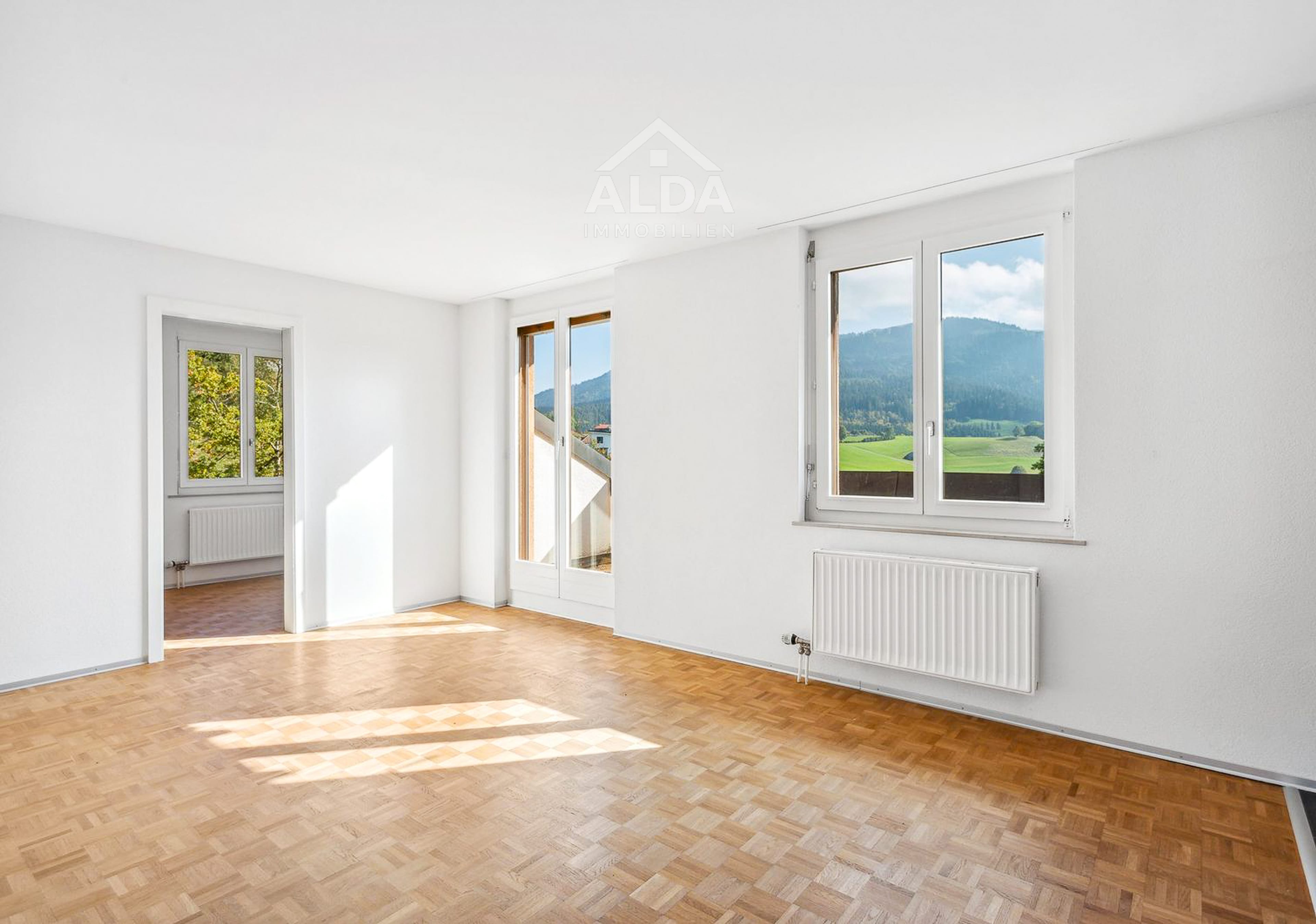 Helle 2.5-Zimmer-Attikawohnung mit Weitsicht in Plasselb