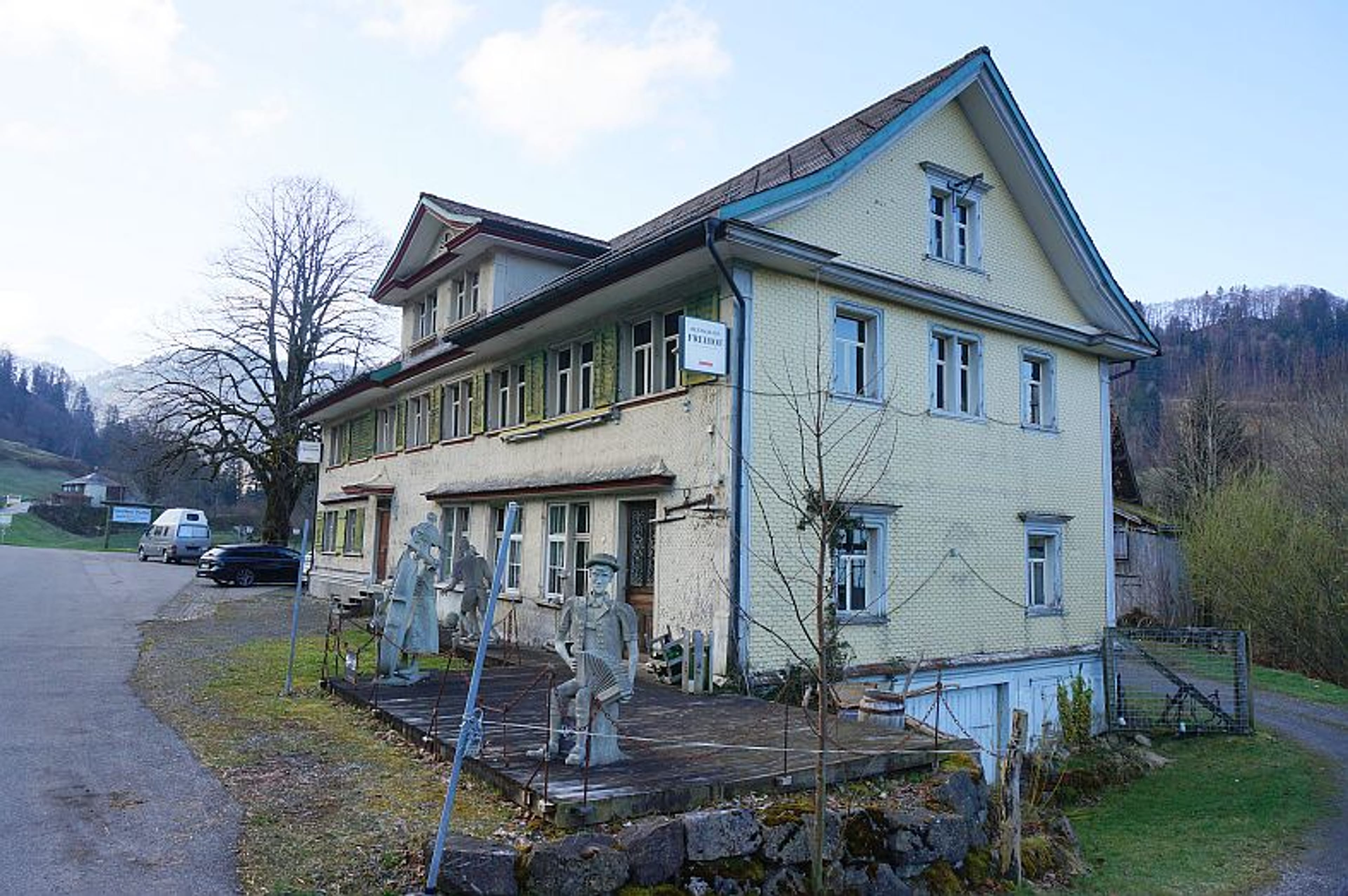 Ensemble mit Gasthaus, 2 Wohnungen & Scheune in Nesslau - kaufen - Bild 2