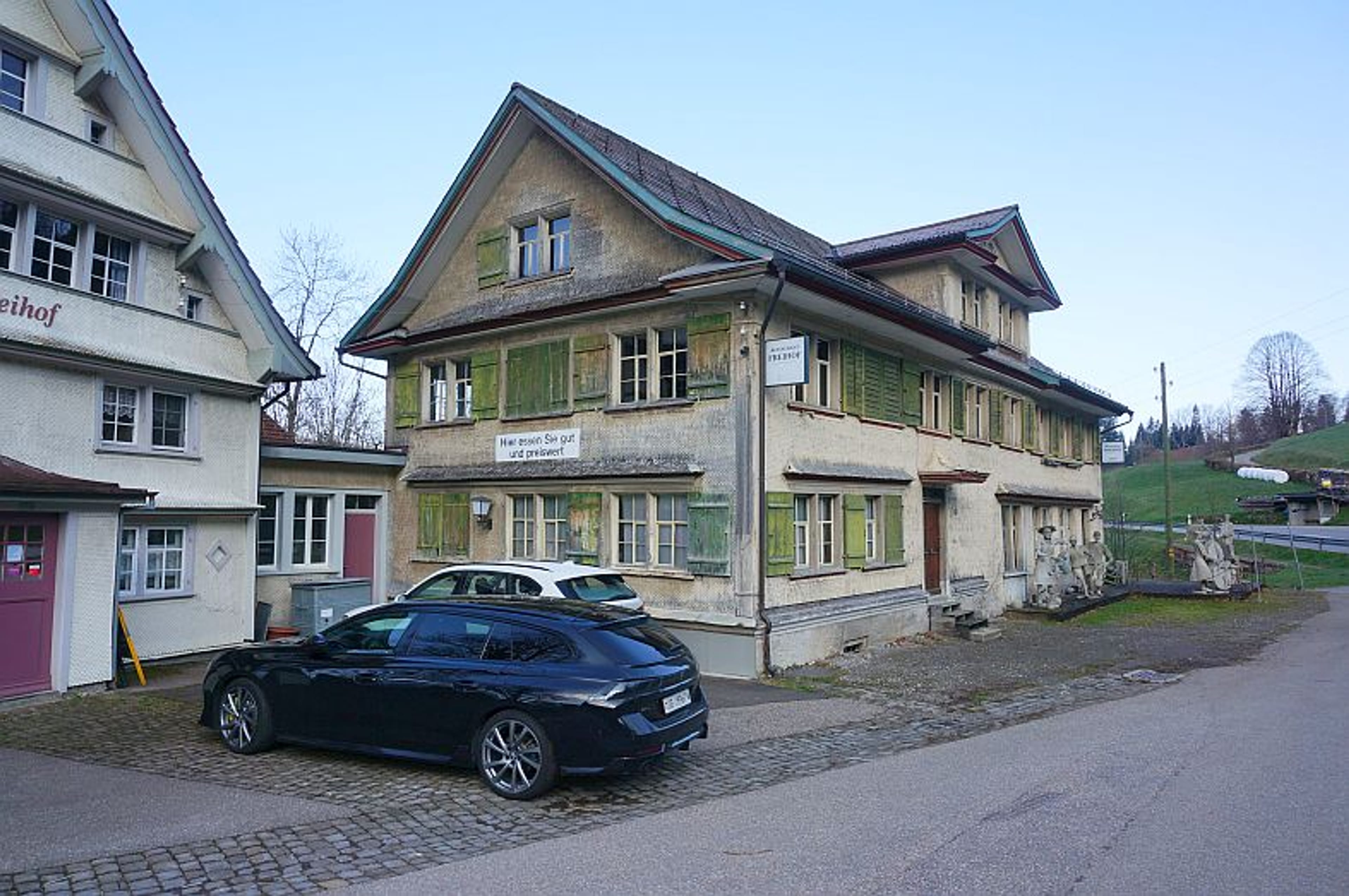 Ensemble mit Gasthaus, 2 Wohnungen & Scheune in Nesslau - kaufen - Bild 4