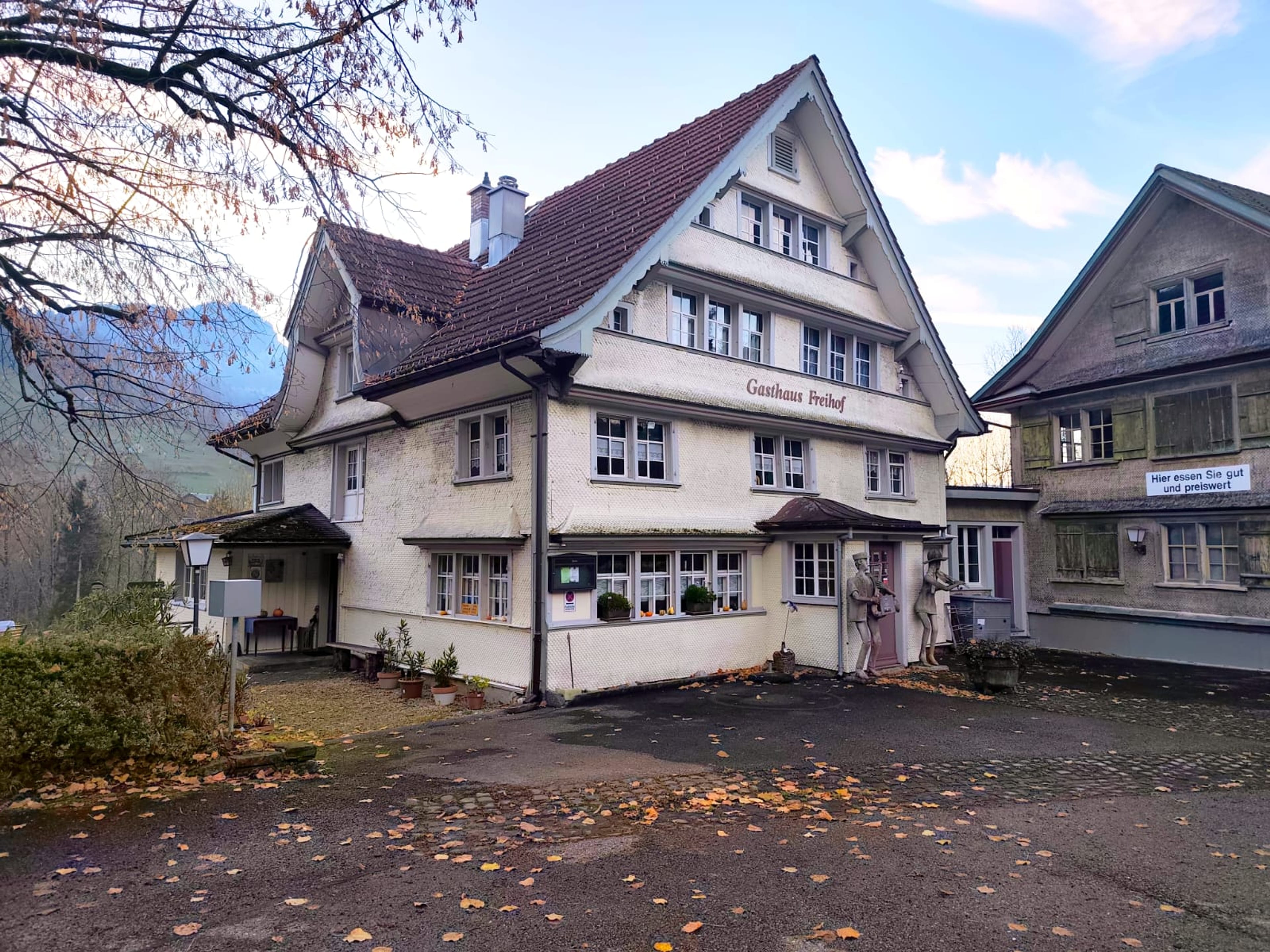 Ensemble mit Gasthaus, 2 Wohnungen & Scheune in Nesslau - kaufen - 66