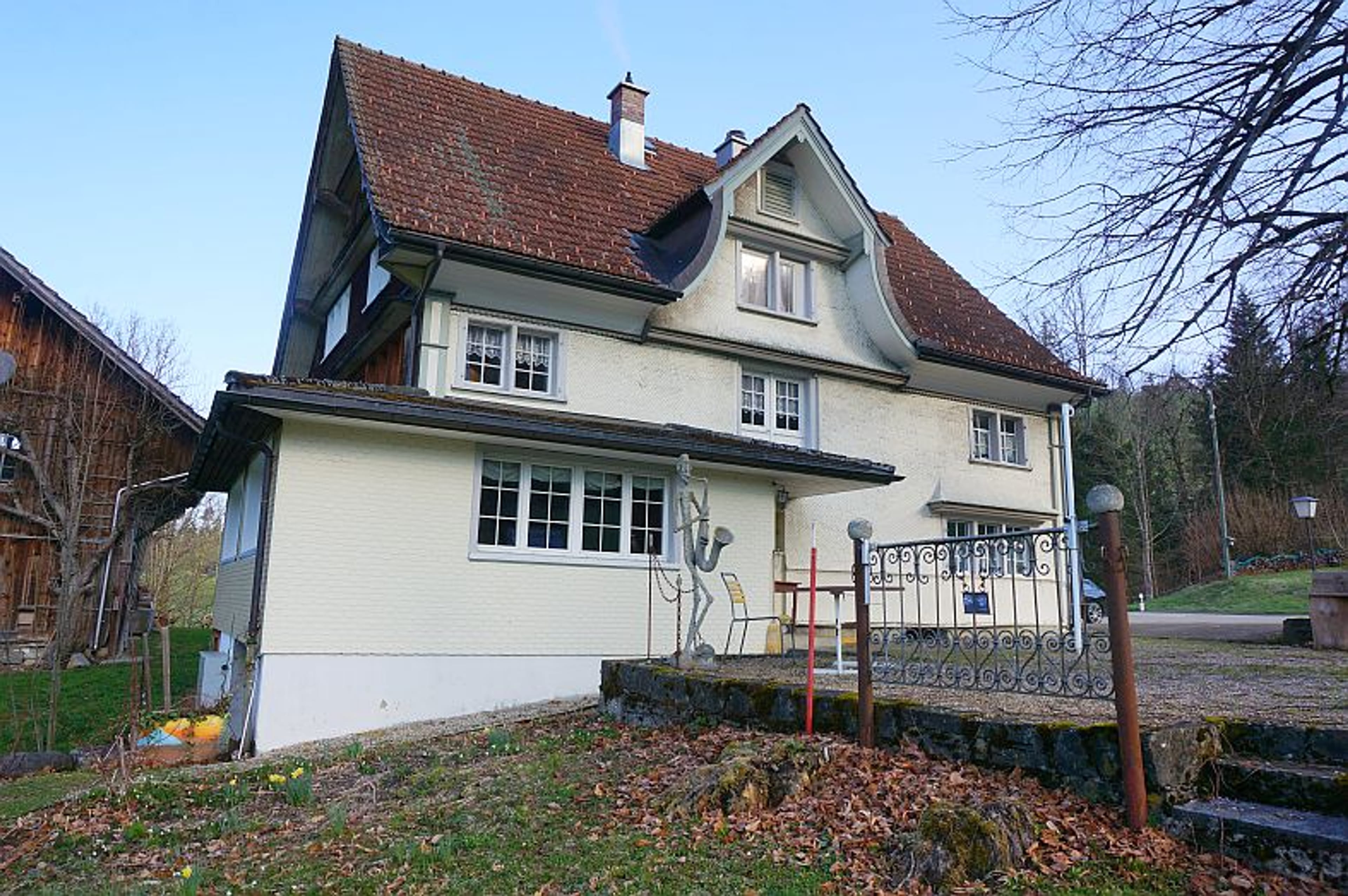 Ensemble mit Gasthaus, 2 Wohnungen & Scheune in Nesslau - kaufen - 13