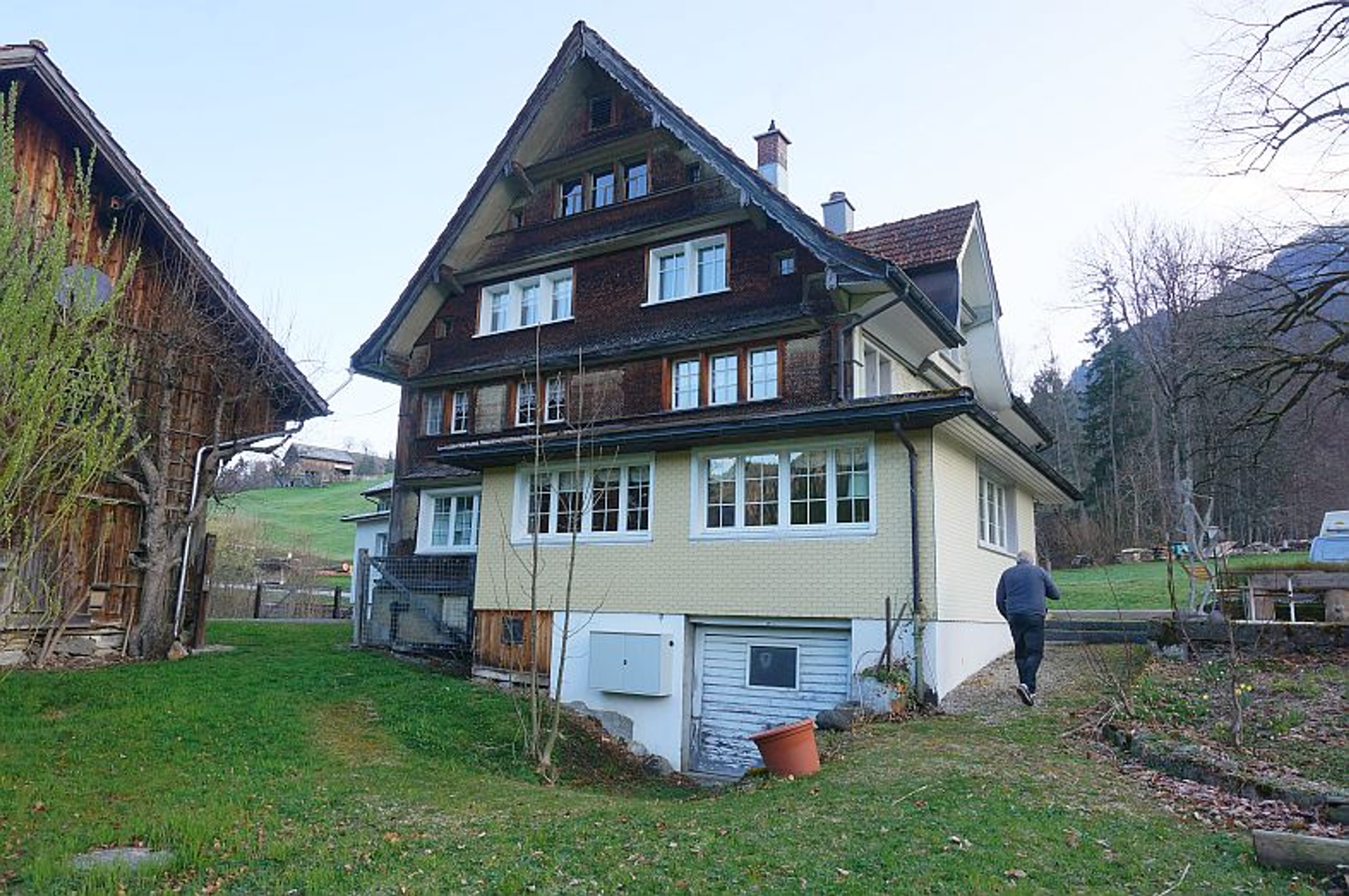 Ensemble mit Gasthaus, 2 Wohnungen & Scheune in Nesslau - kaufen - 10