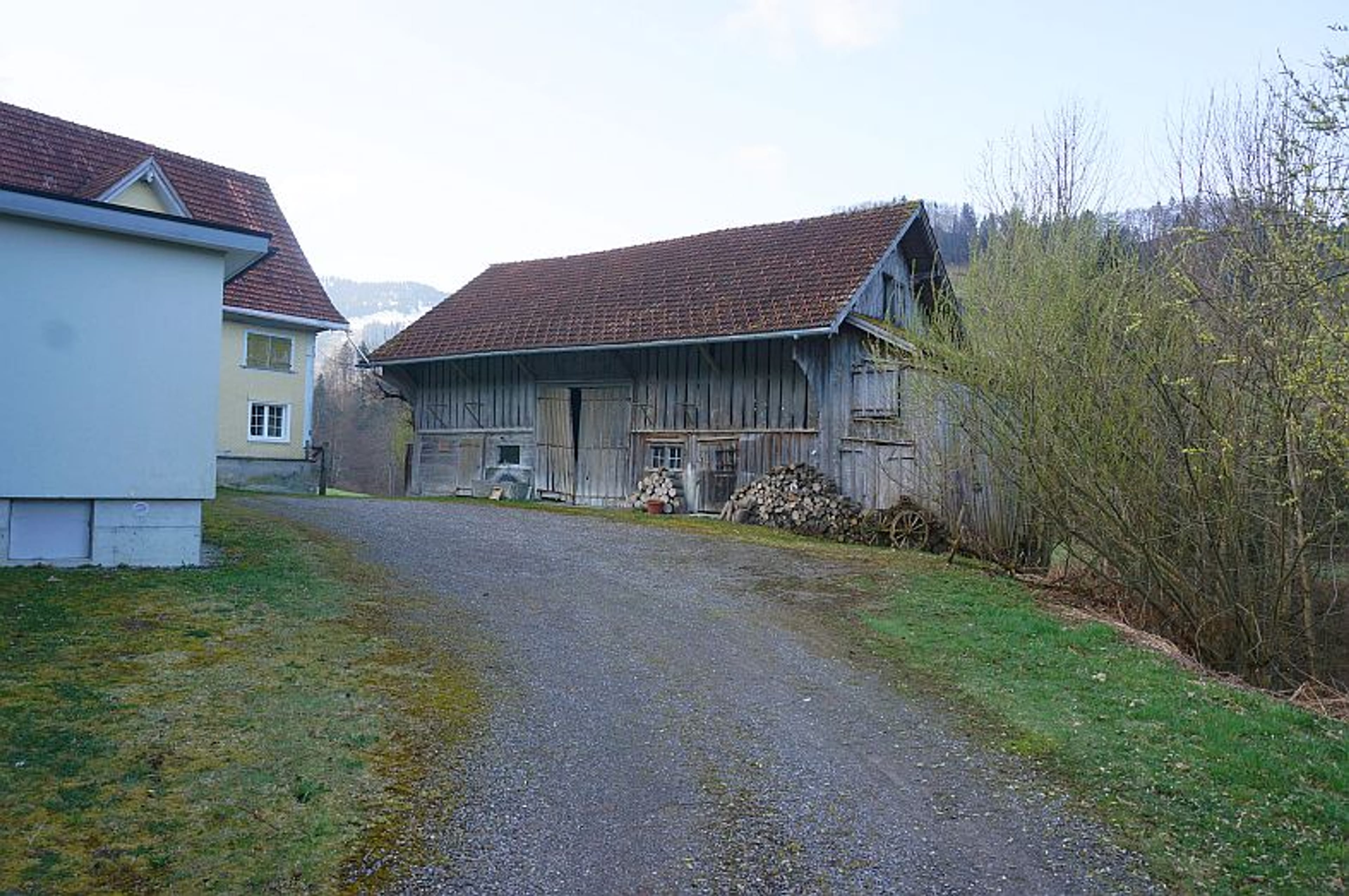 Ensemble mit Gasthaus, 2 Wohnungen & Scheune in Nesslau - kaufen - 17