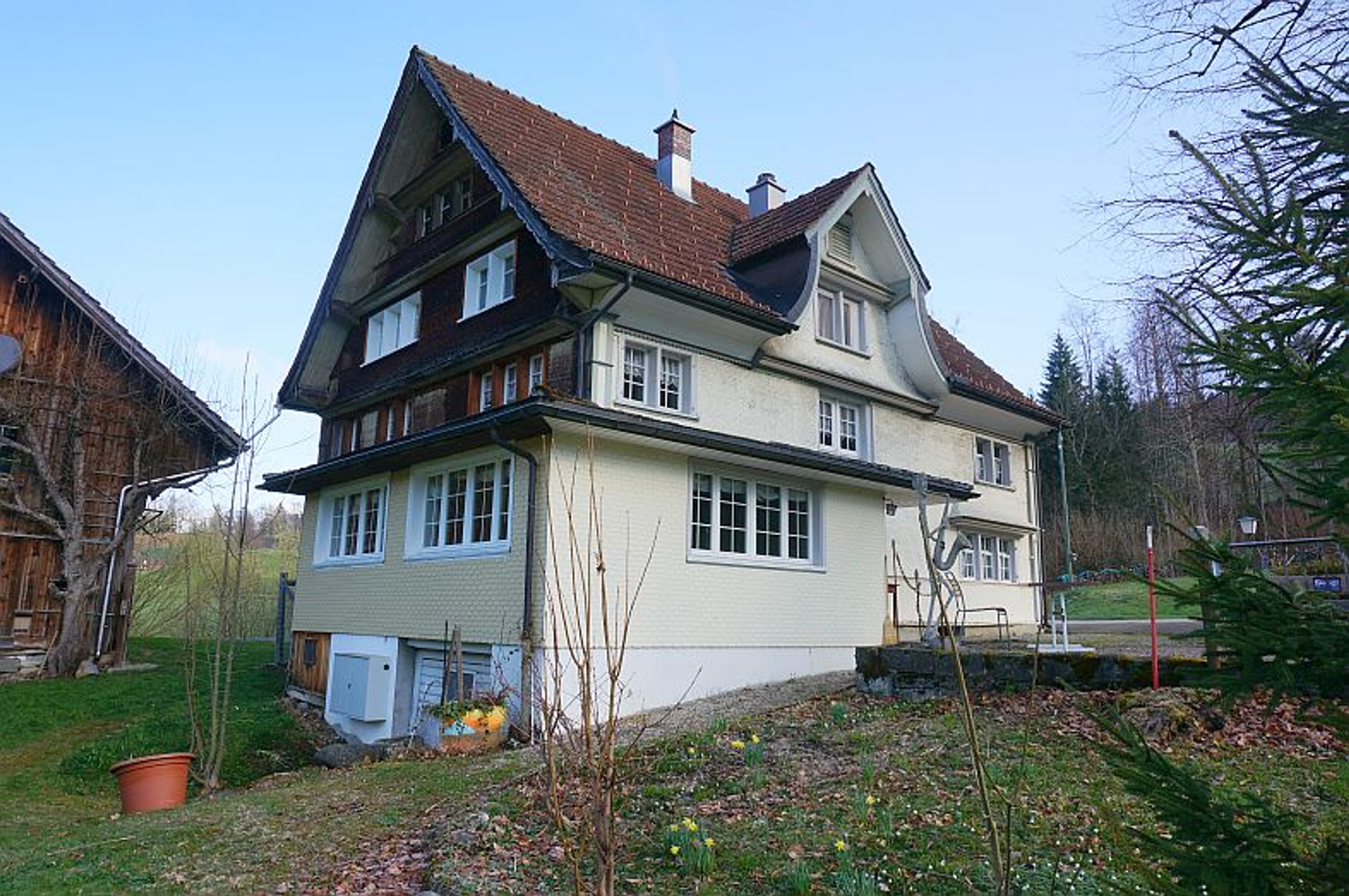 Ensemble mit Gasthaus, 2 Wohnungen & Scheune in Nesslau - kaufen - 14