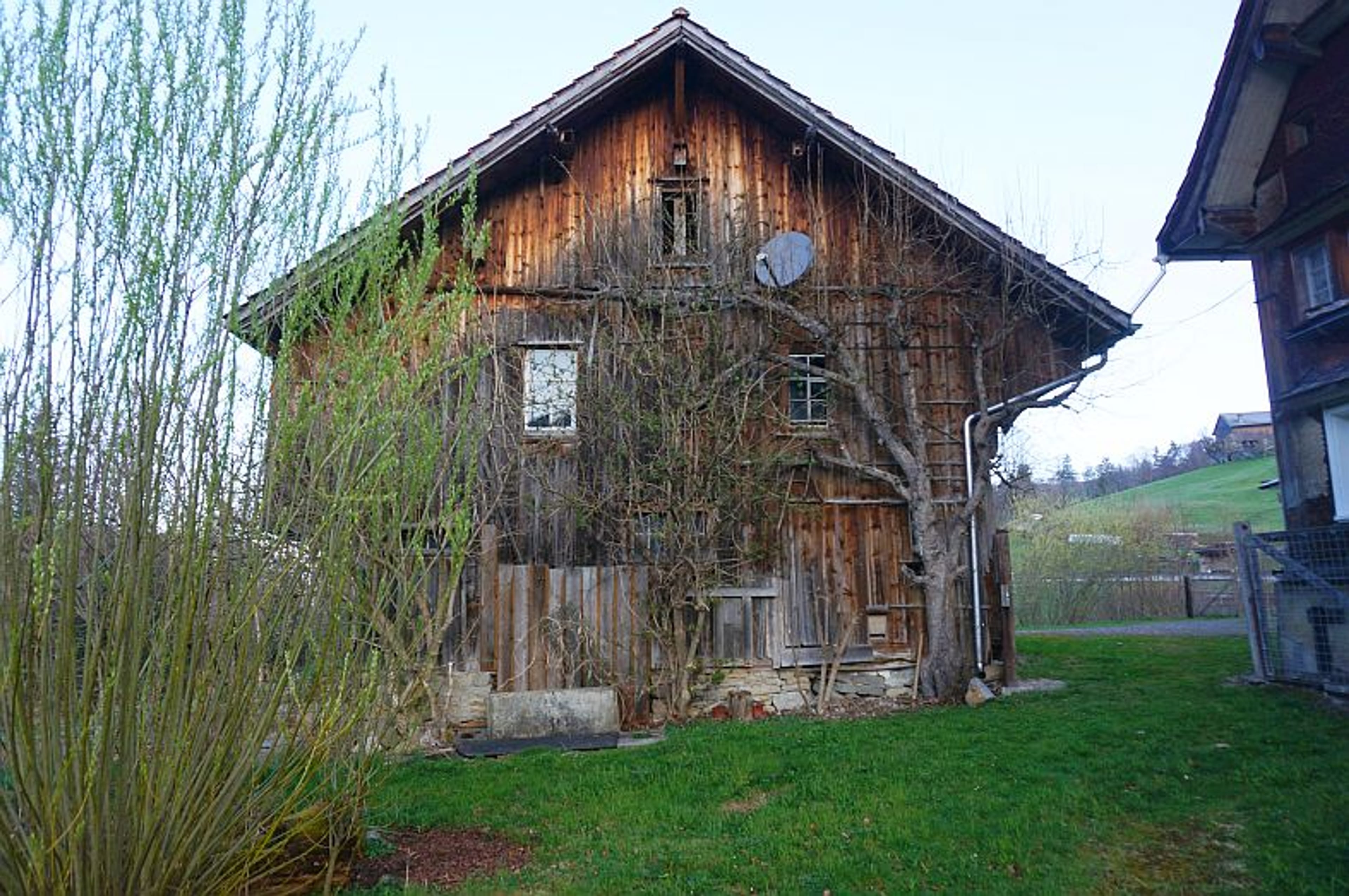 Ensemble mit Gasthaus, 2 Wohnungen & Scheune in Nesslau - kaufen - 16
