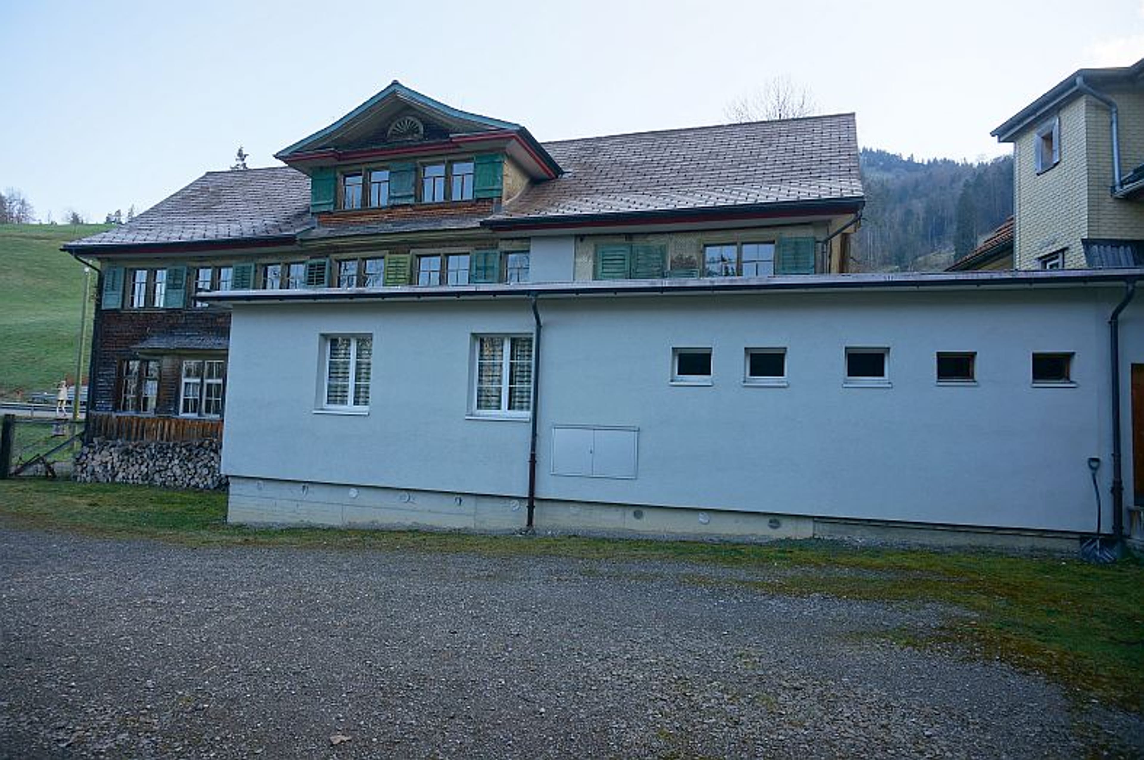 Ensemble mit Gasthaus, 2 Wohnungen & Scheune in Nesslau - kaufen - 21