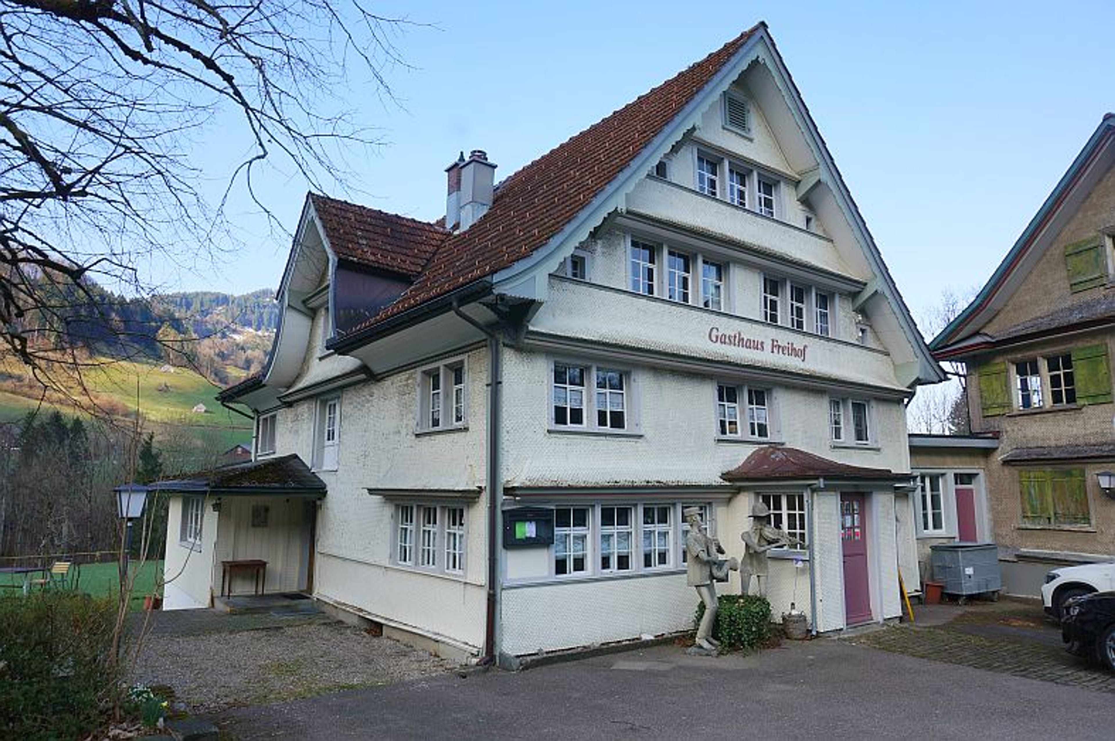 Ensemble mit Gasthaus, 2 Wohnungen & Scheune in Nesslau - kaufen - 11