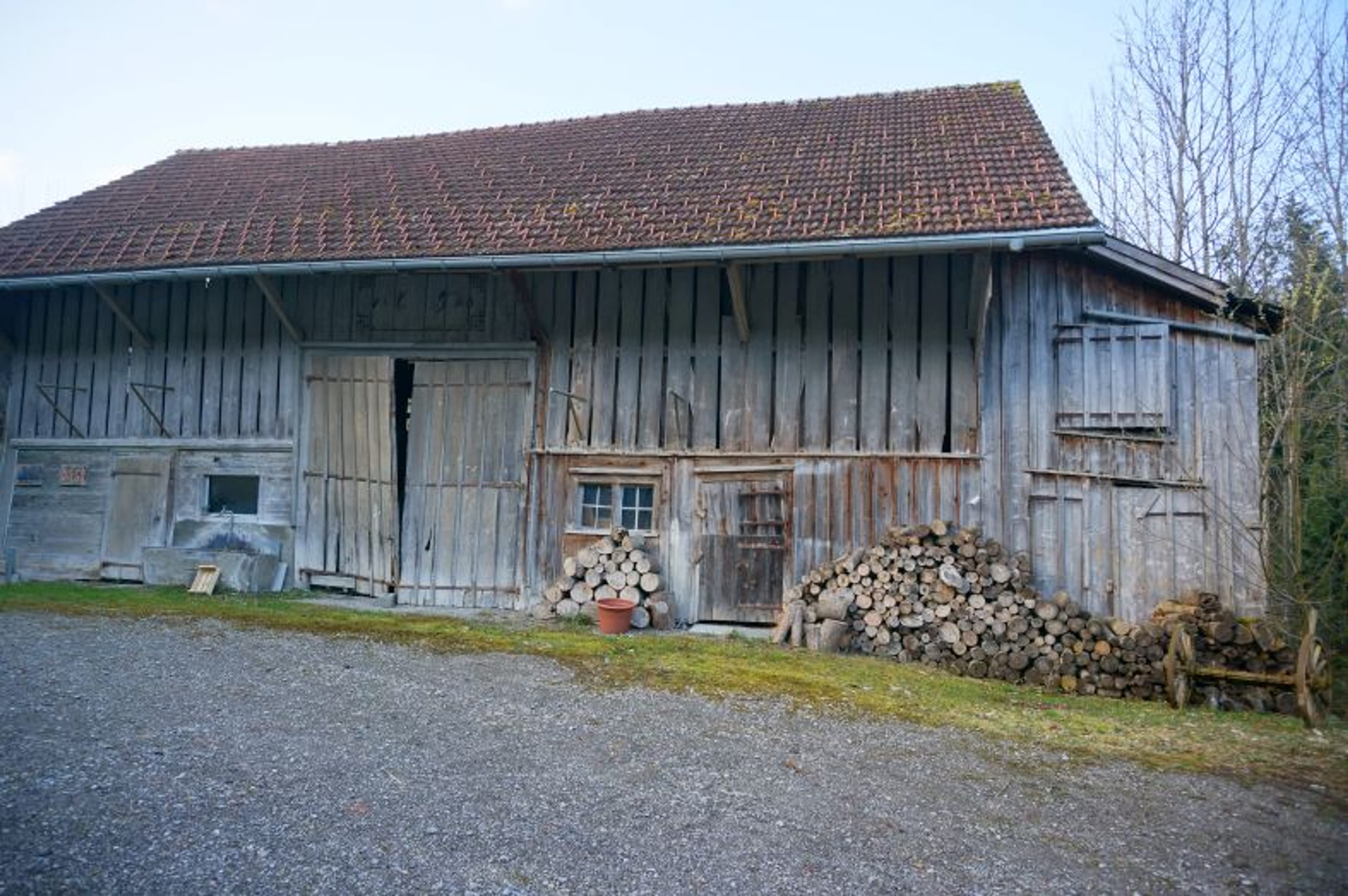 Ensemble mit Gasthaus, 2 Wohnungen & Scheune in Nesslau - kaufen - 19