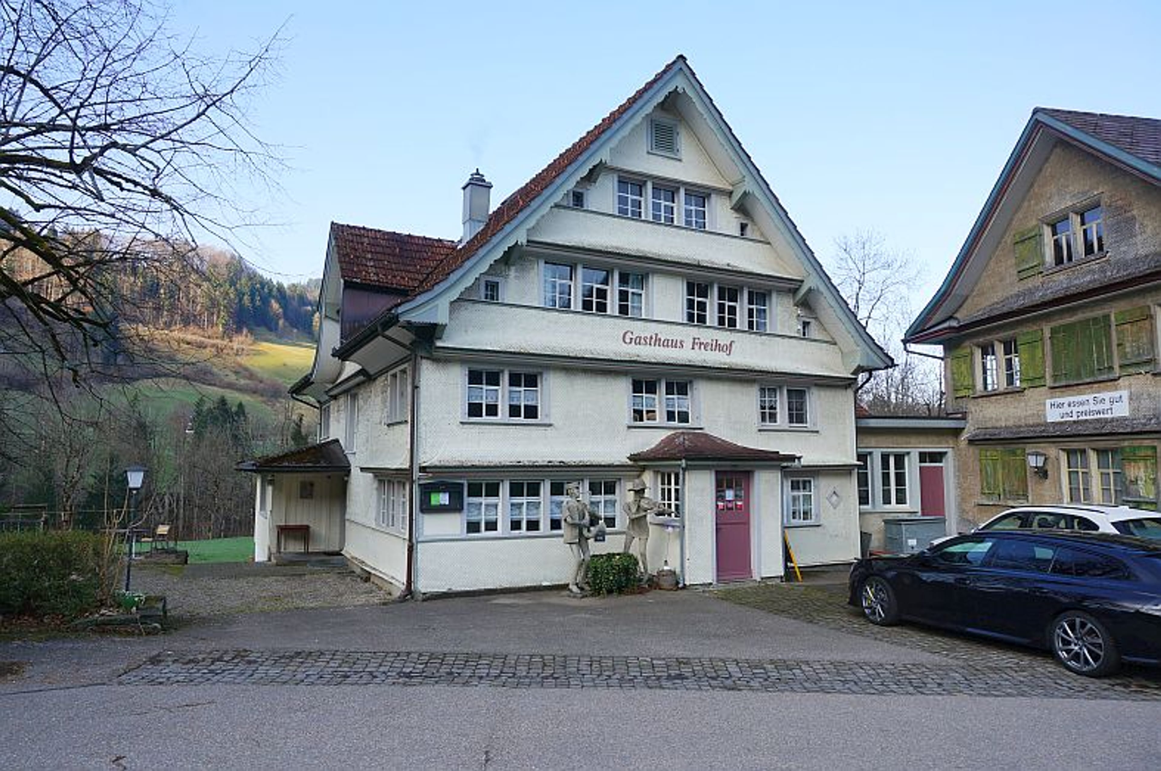 Ensemble mit Gasthaus, 2 Wohnungen & Scheune in Nesslau - kaufen