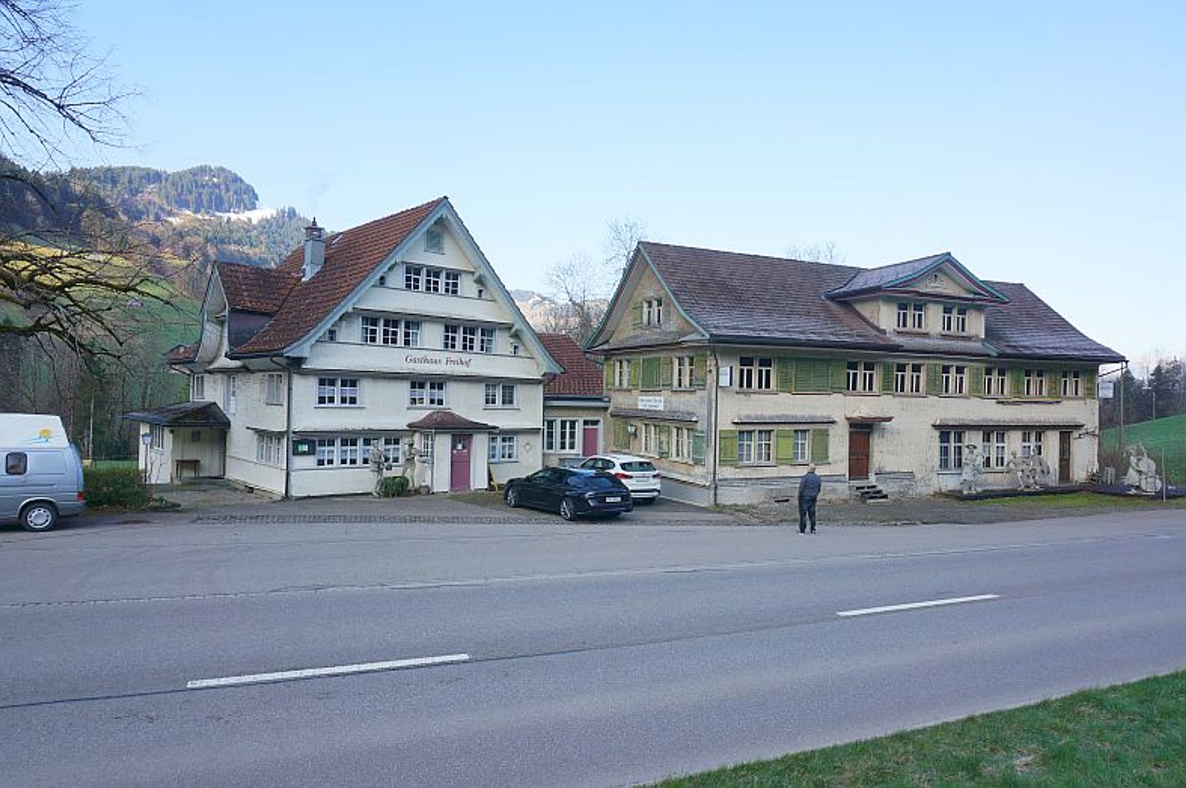 Ensemble mit Gasthaus, 2 Wohnungen & Scheune in Nesslau - kaufen - 9