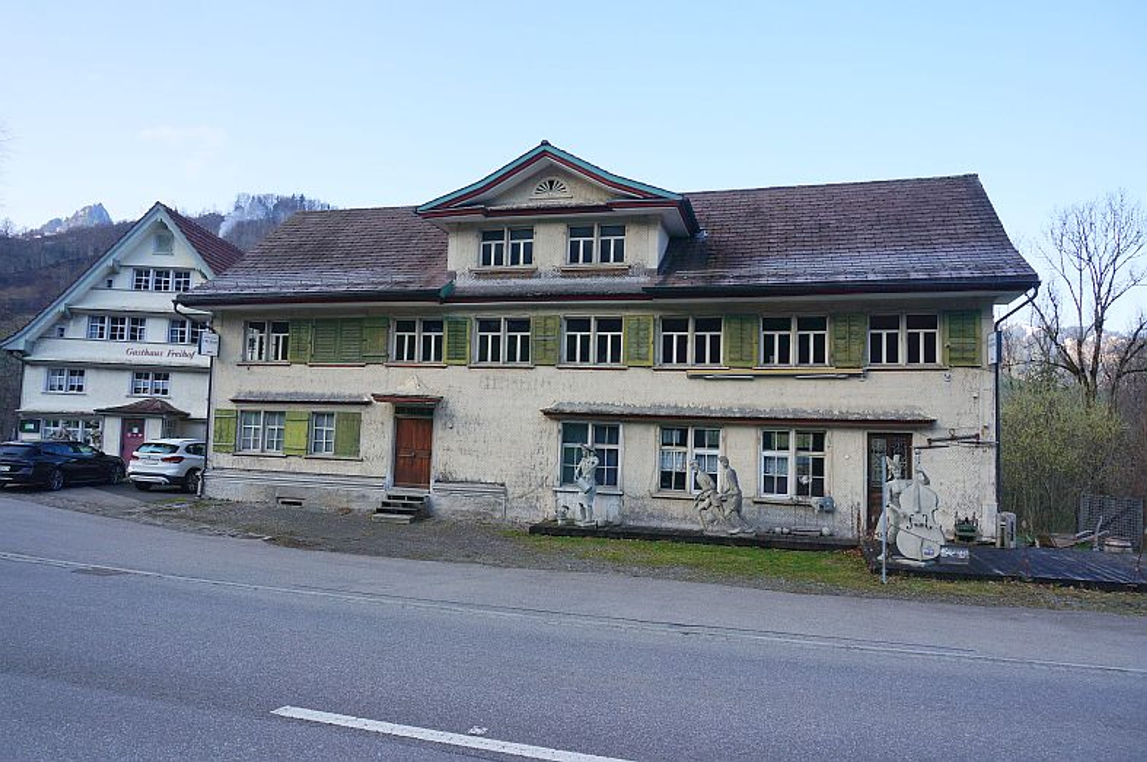 Ensemble mit Gasthaus, 2 Wohnungen & Scheune in Nesslau - kaufen - Bild 3