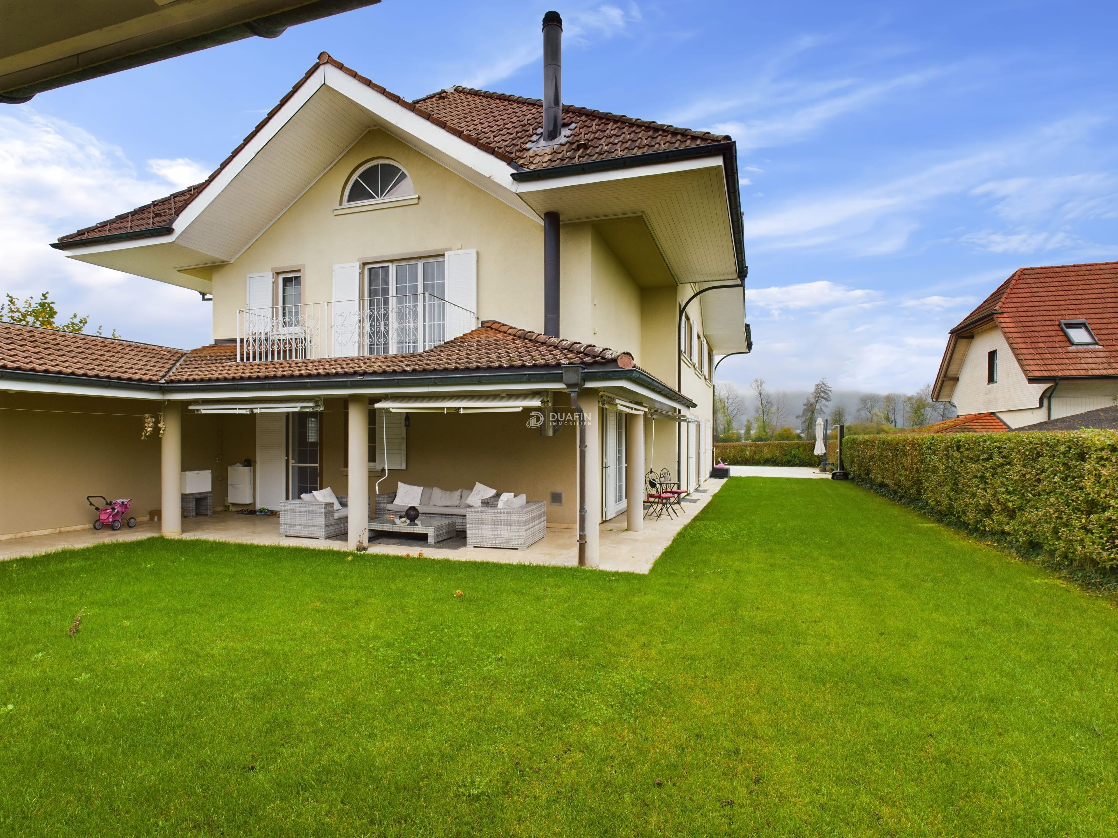 8.5-Zi.-Villa mit Pool & Einliegerwohnung in Oberentfelden