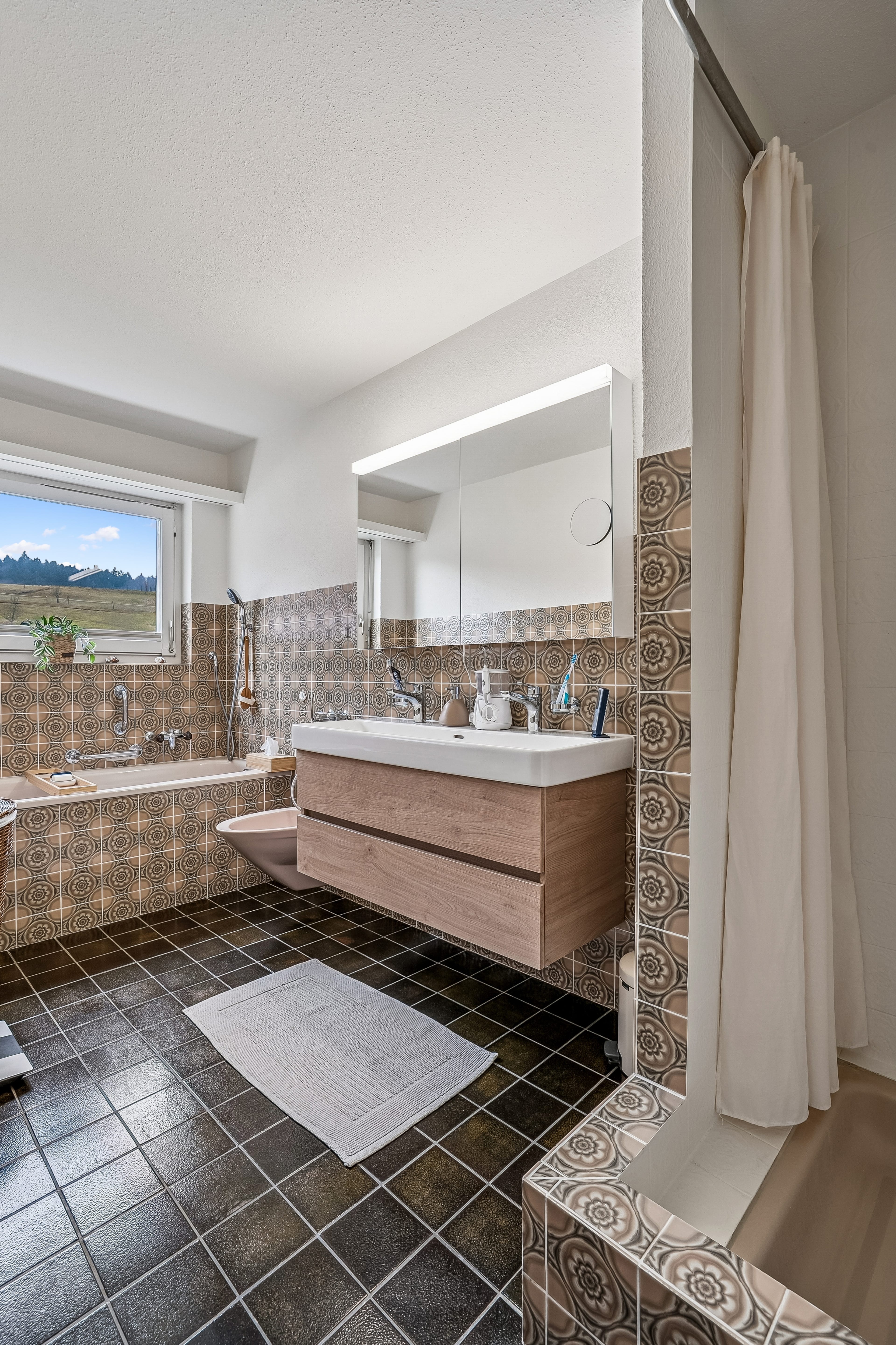 8-Zimmer-Haus mit Wintergarten und Panoramablick auf Gränichen & die Berge - 24