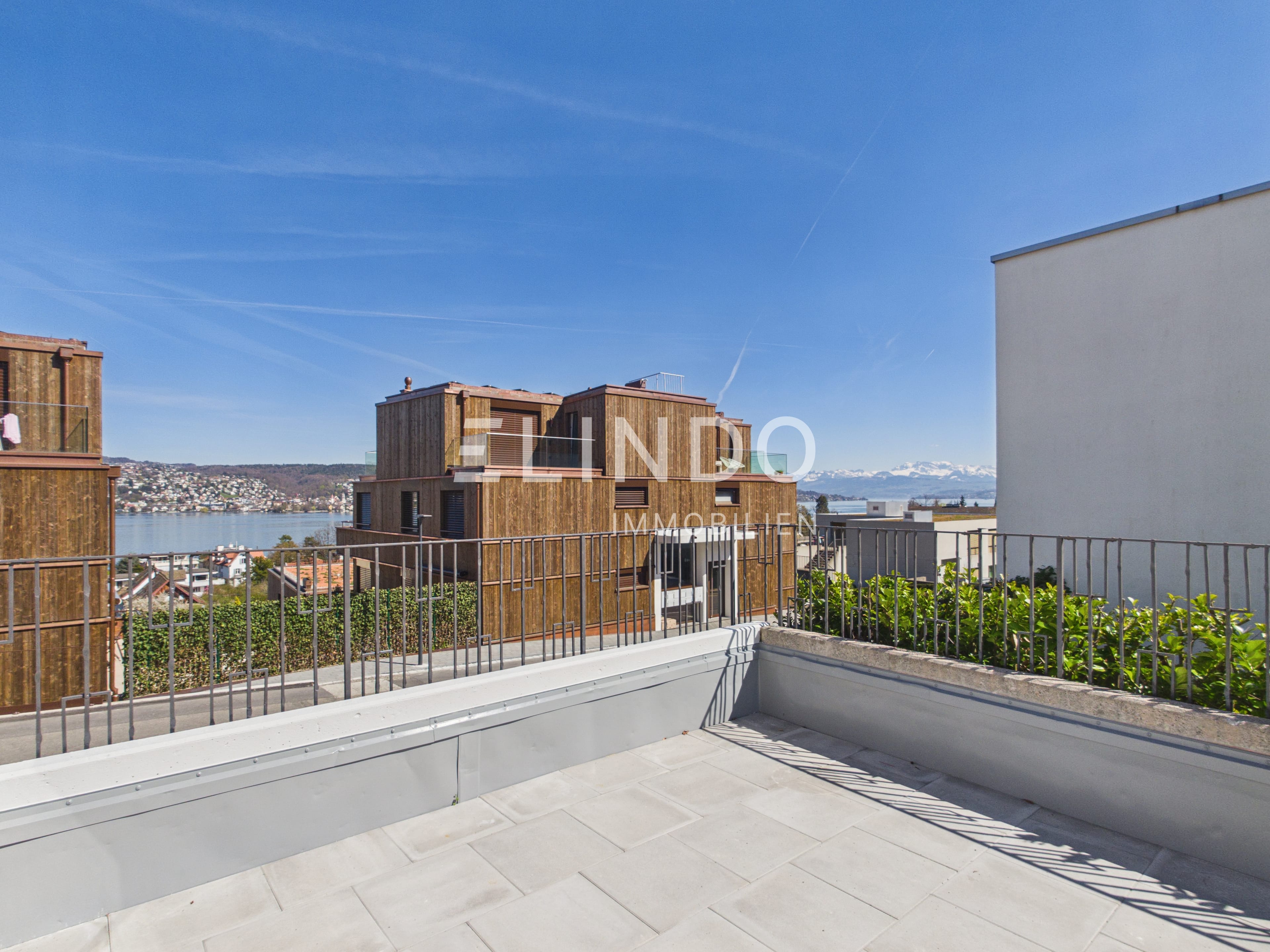 Gartenwohnung mit traumhafter Weitsicht über den Zürichsee und Alpen - 1