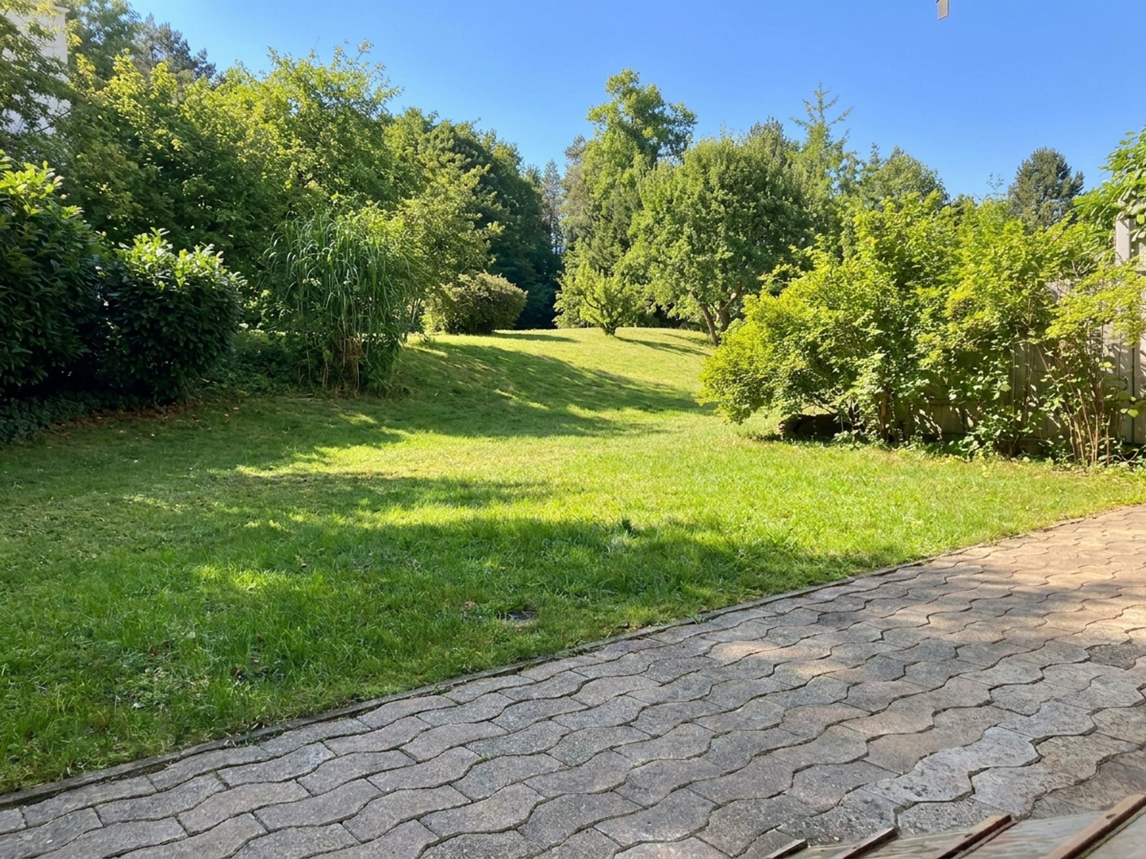 80 m² Gartenwohnung mit Cheminée – nur wenige Schritte vom Bahnhof entfernt