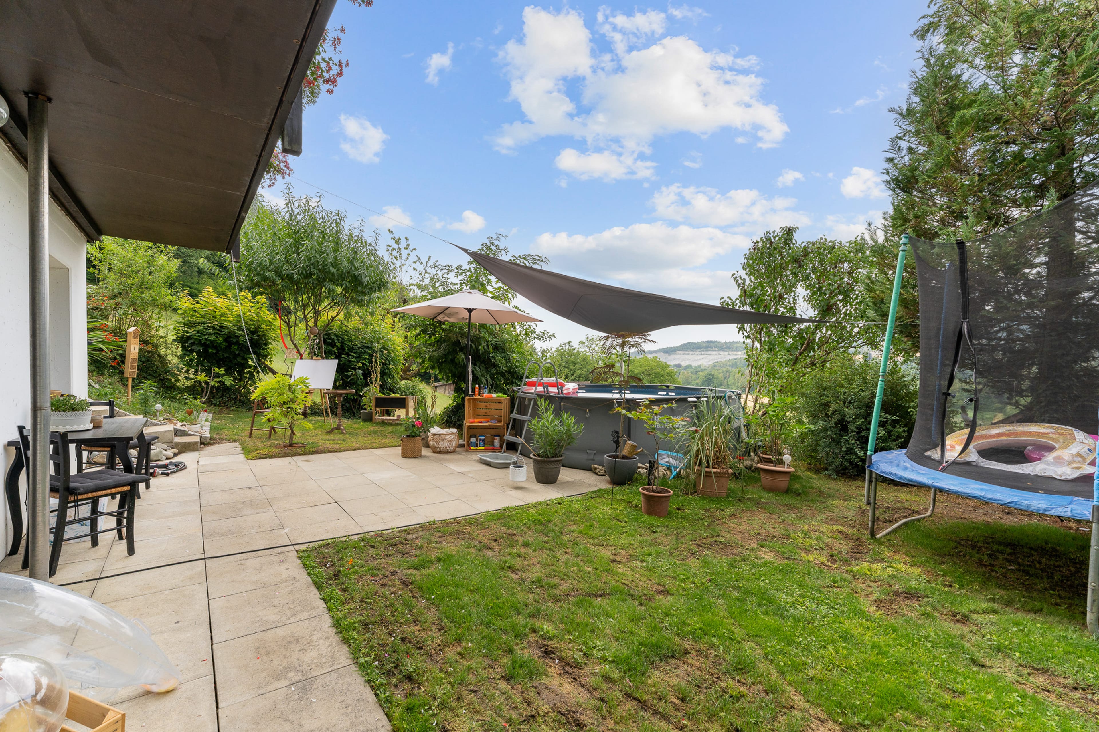 Charmantes 5.5-Zimmer-Bijou am Waldrand mit grossem Grundstück und Weitblick - Bild 4