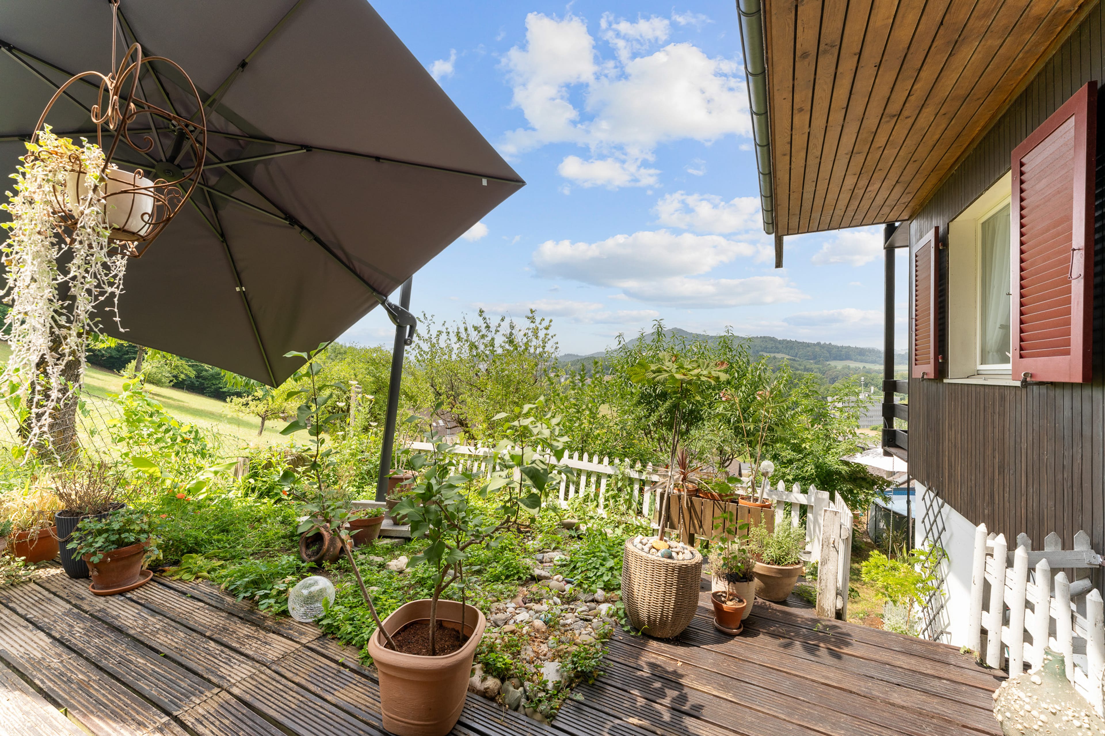 Charmantes 5.5-Zimmer-Bijou am Waldrand mit grossem Grundstück und Weitblick - Bild 3