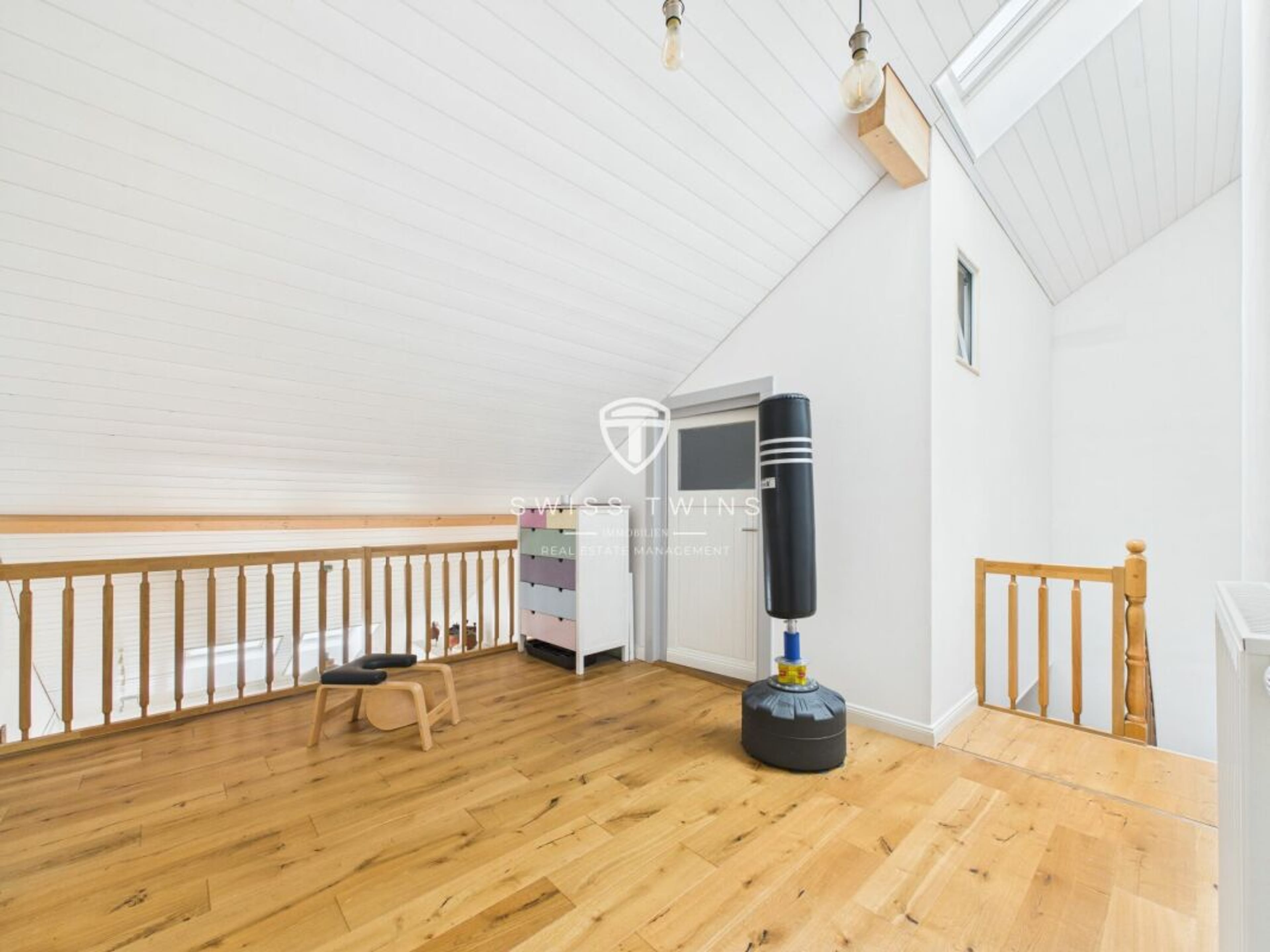 6.5-Zimmer-Wohnung mit Charme und Loggia in Volken - 12
