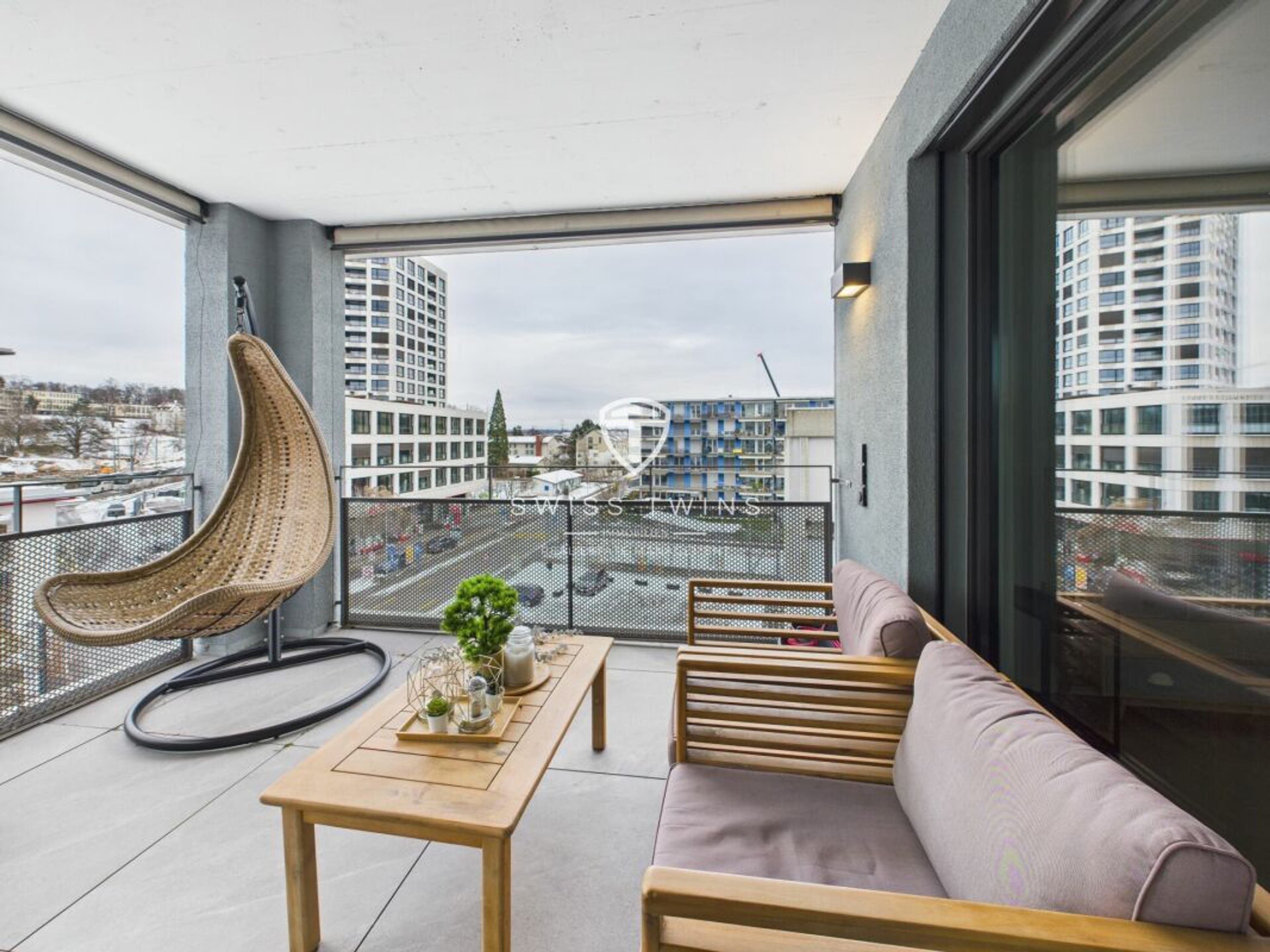 Moderne 3.5-Zimmer-Penthousewohnung mit Loggia in Zürich - 4