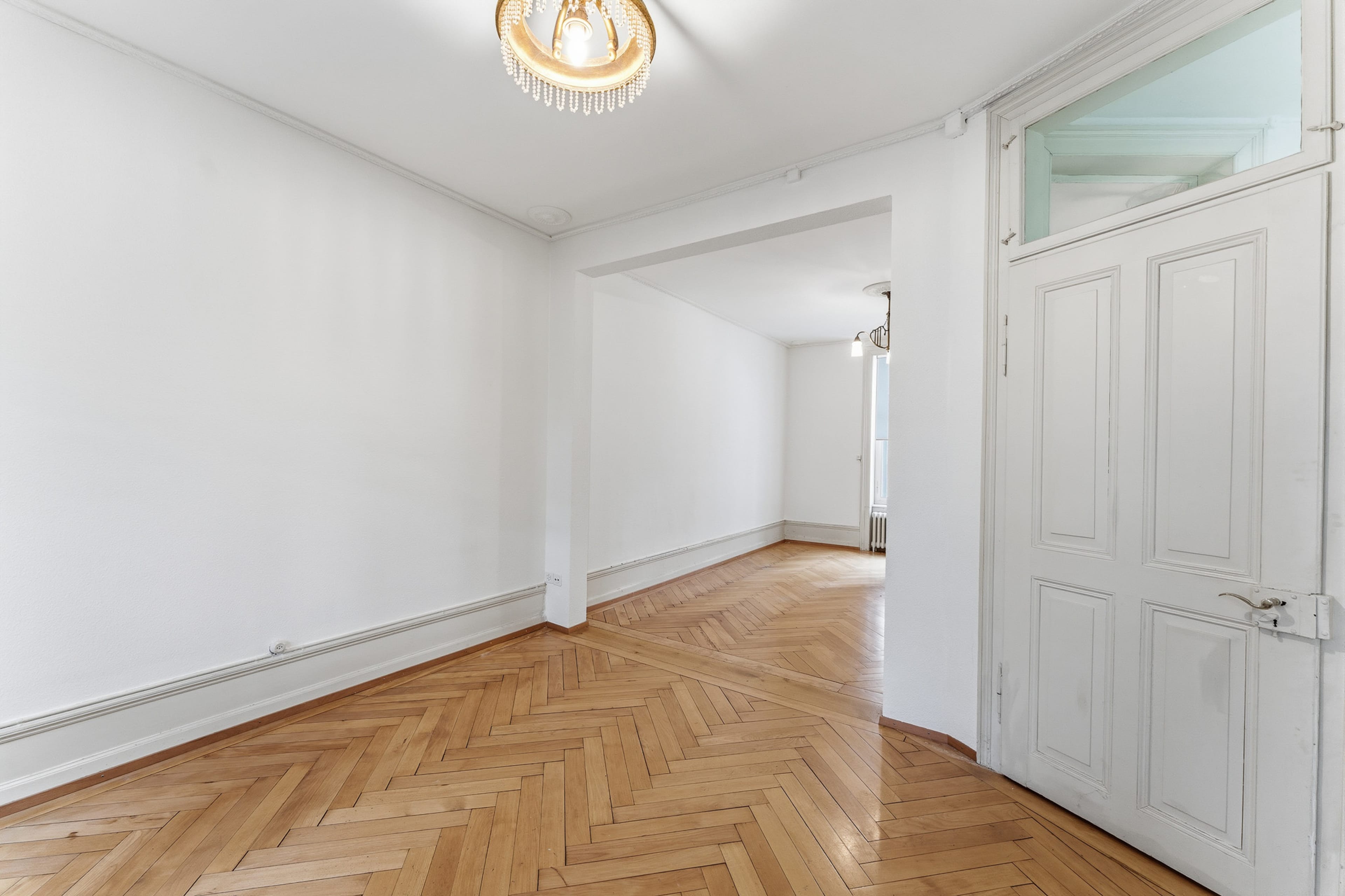 4-Zimmer-Hochparterrewohnung mit Balkon und Parkplatz in Zürich Enge mieten.  Wichtig: Alle Anfragen werden nur über Email empfangen oder beantwortet!   - 4