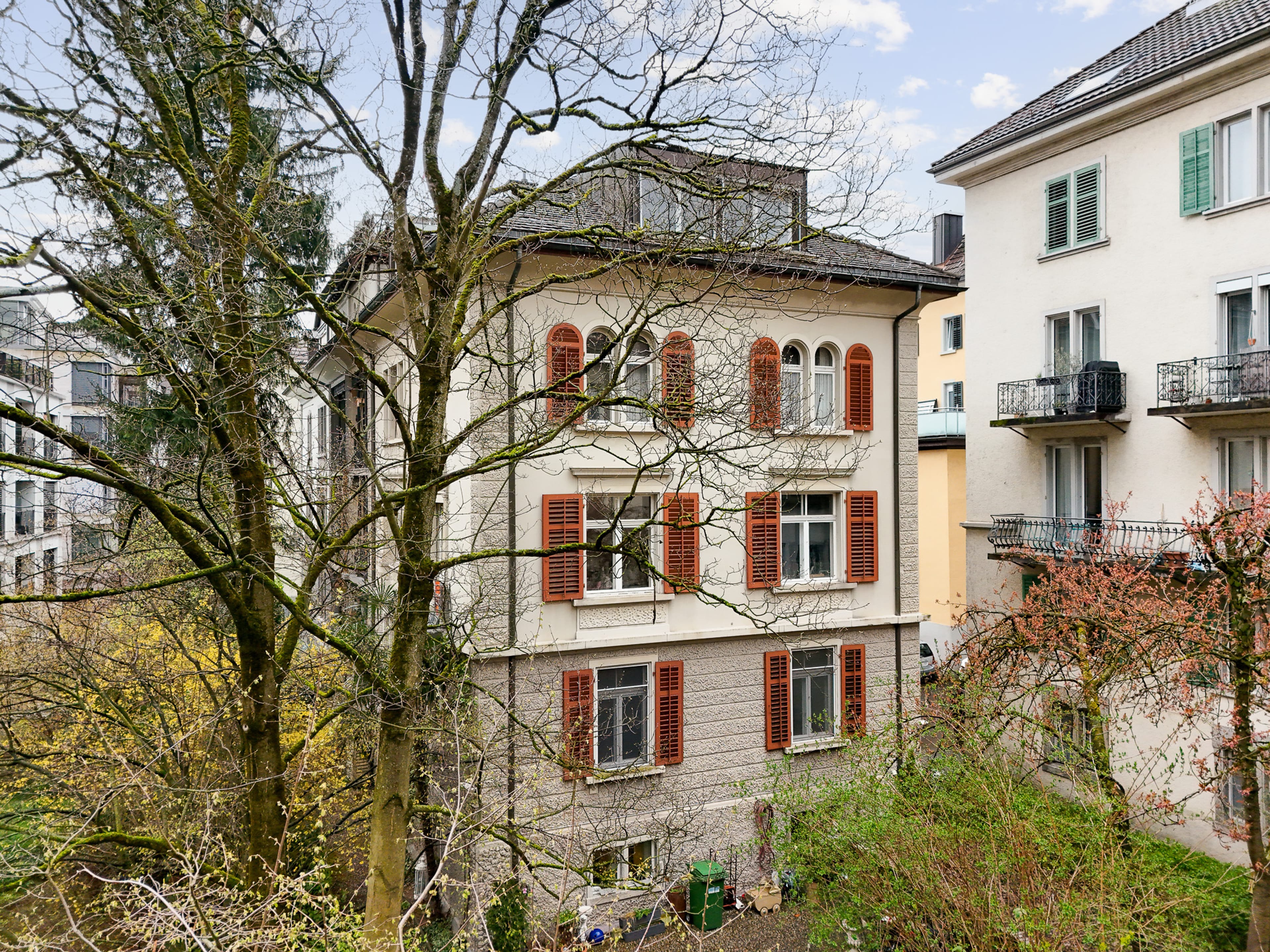 4-Zimmer-Hochparterrewohnung mit Balkon und Parkplatz in Zürich Enge mieten.  Wichtig: Alle Anfragen werden nur über Email empfangen oder beantwortet!  