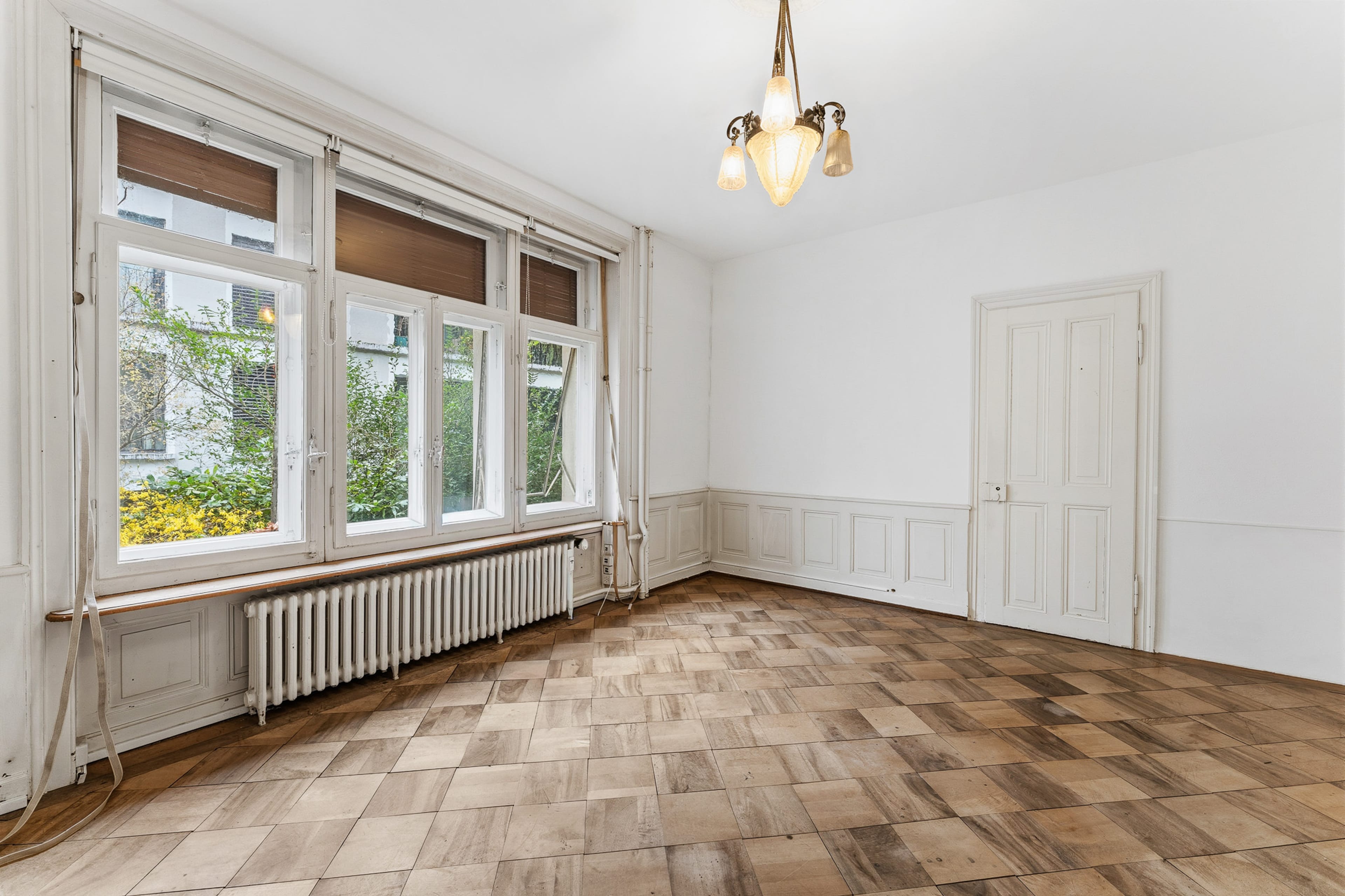 4-Zimmer-Hochparterrewohnung mit Balkon und Parkplatz in Zürich Enge mieten.  Wichtig: Alle Anfragen werden nur über Email empfangen oder beantwortet!   - 5
