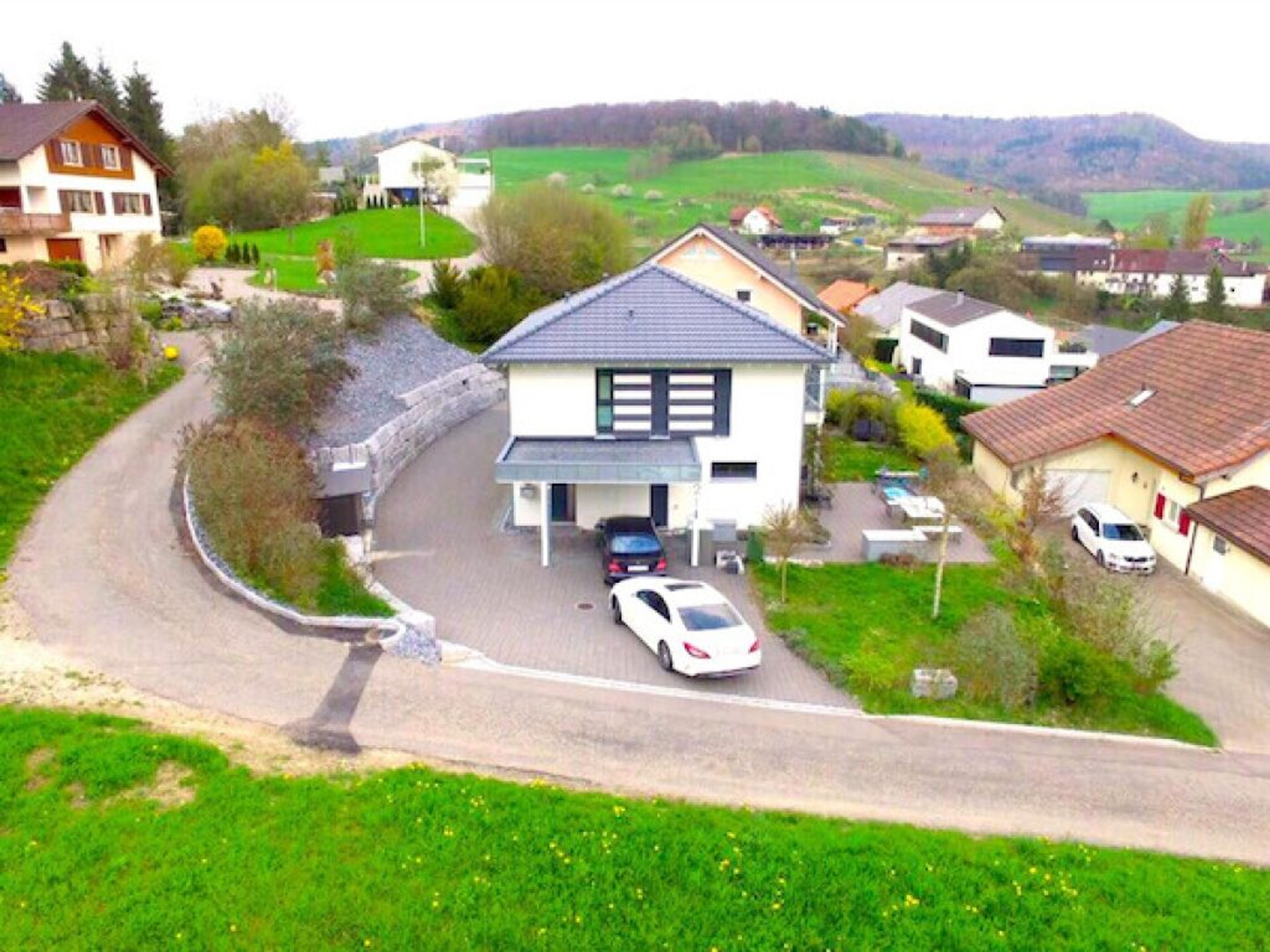Modernes 5.5-Zi.-Einfamilienhaus mit Weitsicht in Elfingen - Bild 1