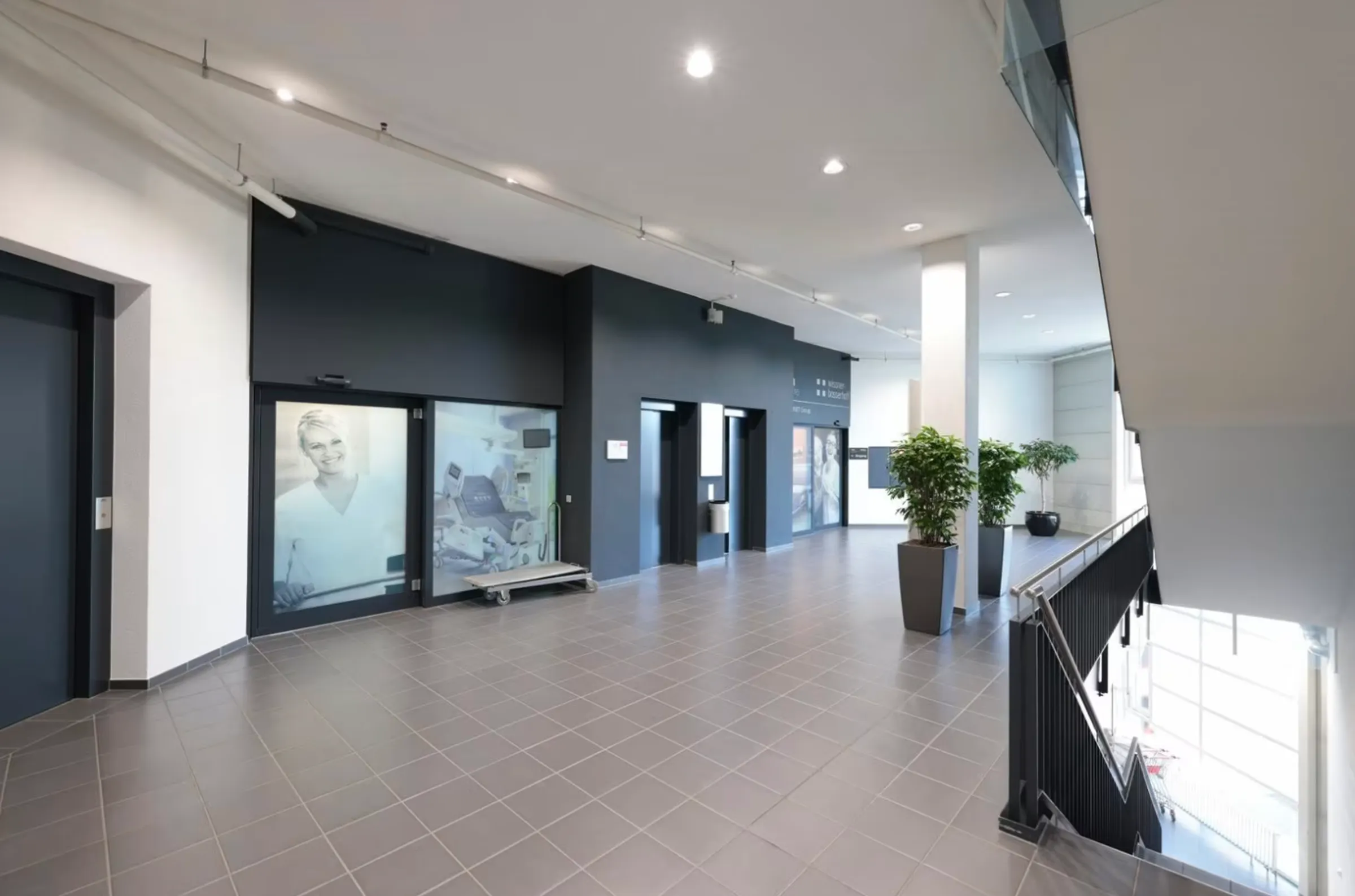 Attraktive Gewerbe- oder Verkaufsfläche mit grosser Fensterfront - 1'089 m² an Top-Lage! - 4