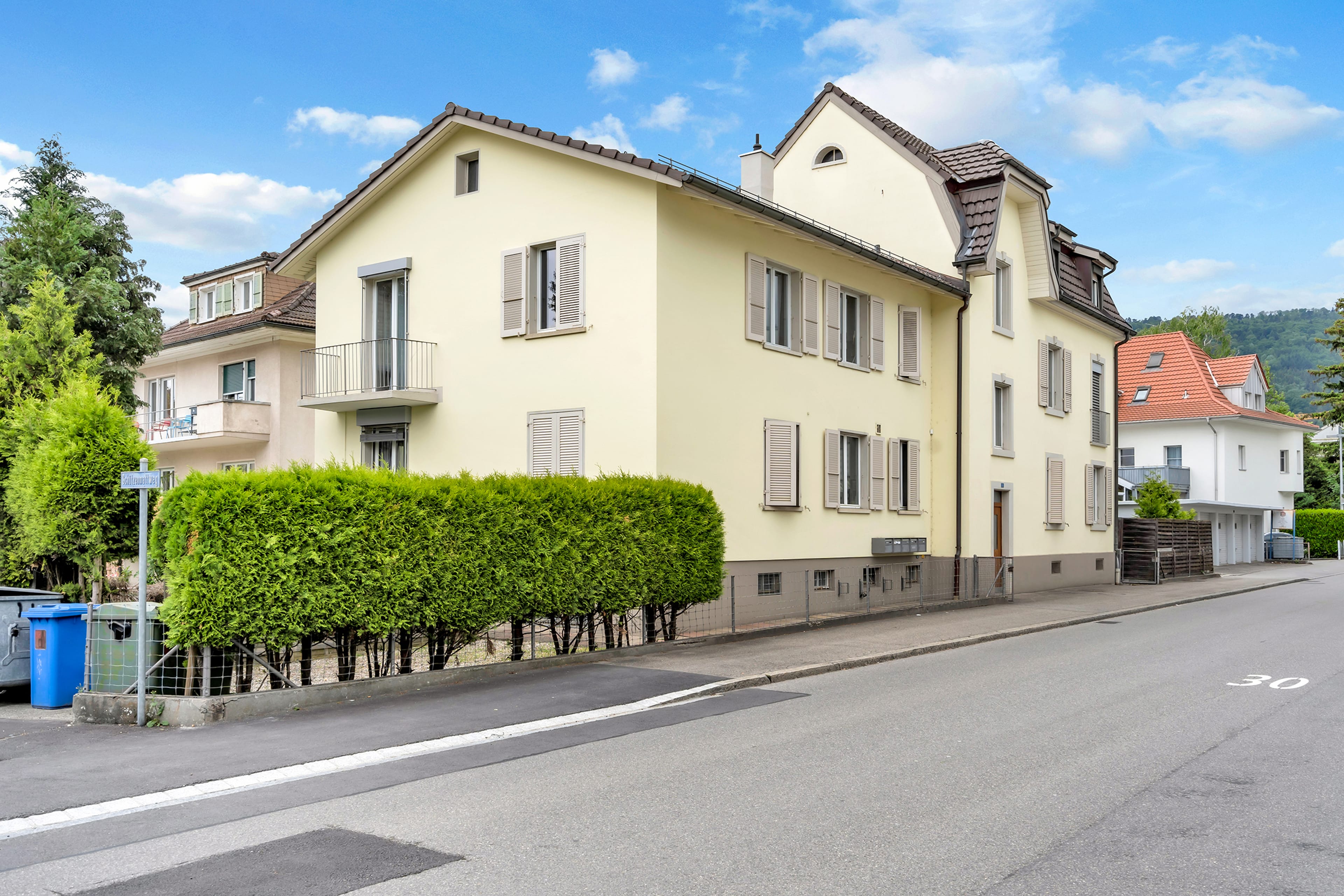 Mehrfamilienhaus mit 5 Wohnungen und Garagentrakt - Bild 2