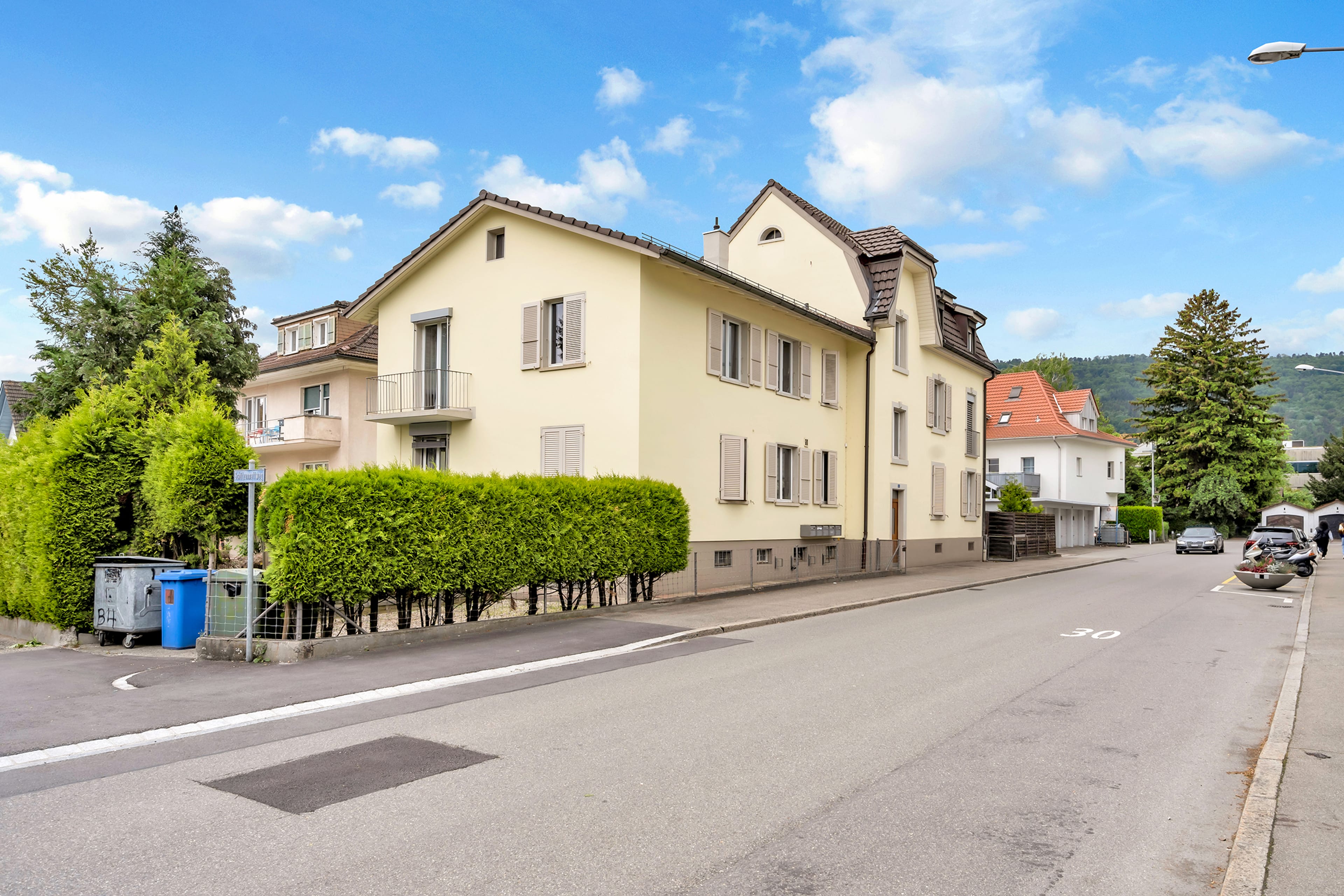 Mehrfamilienhaus mit 5 Wohnungen und Garagentrakt - Bild 1