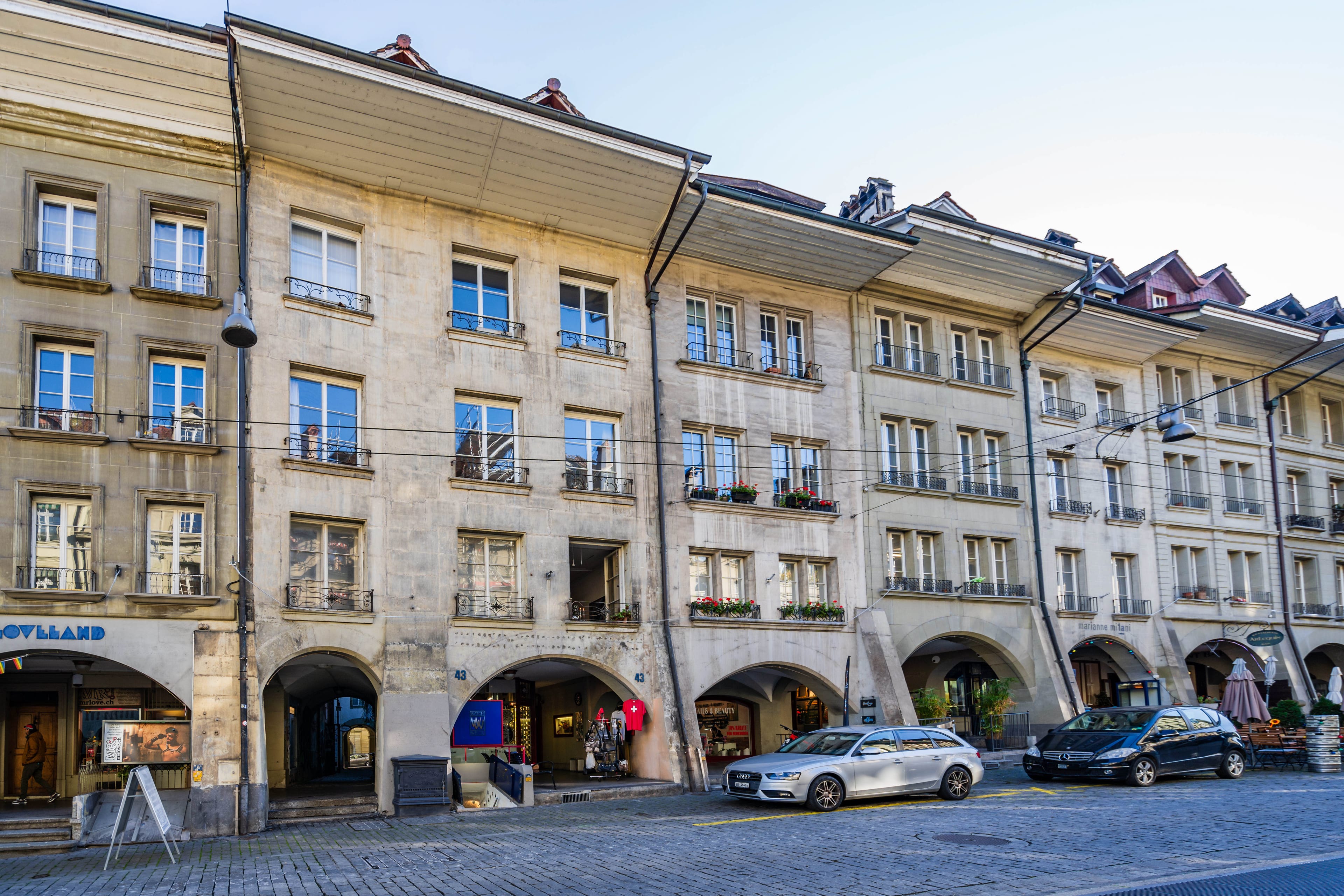 Eine Stockwerkeinheit mit drei Wohnungen, Terrasse im Innenhof, Verkaufsfläche und Gewölbekeller - Bild 3