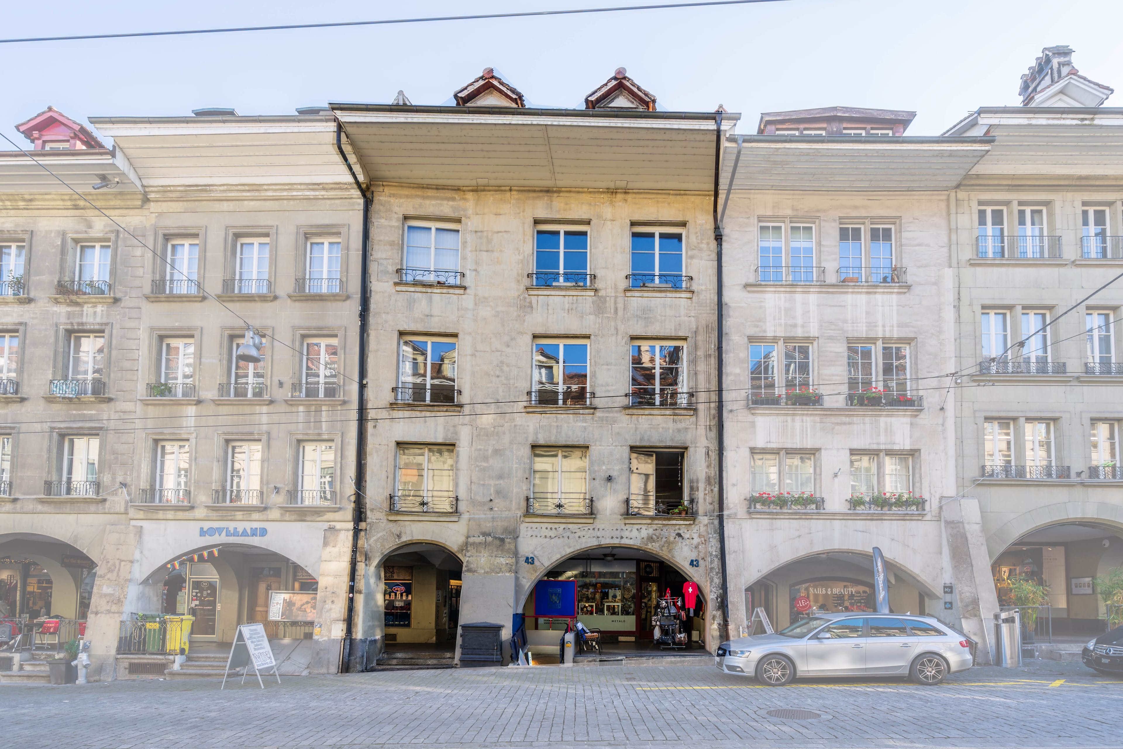Eine Stockwerkeinheit mit drei Wohnungen, Terrasse im Innenhof, Verkaufsfläche und Gewölbekeller - Bild 1
