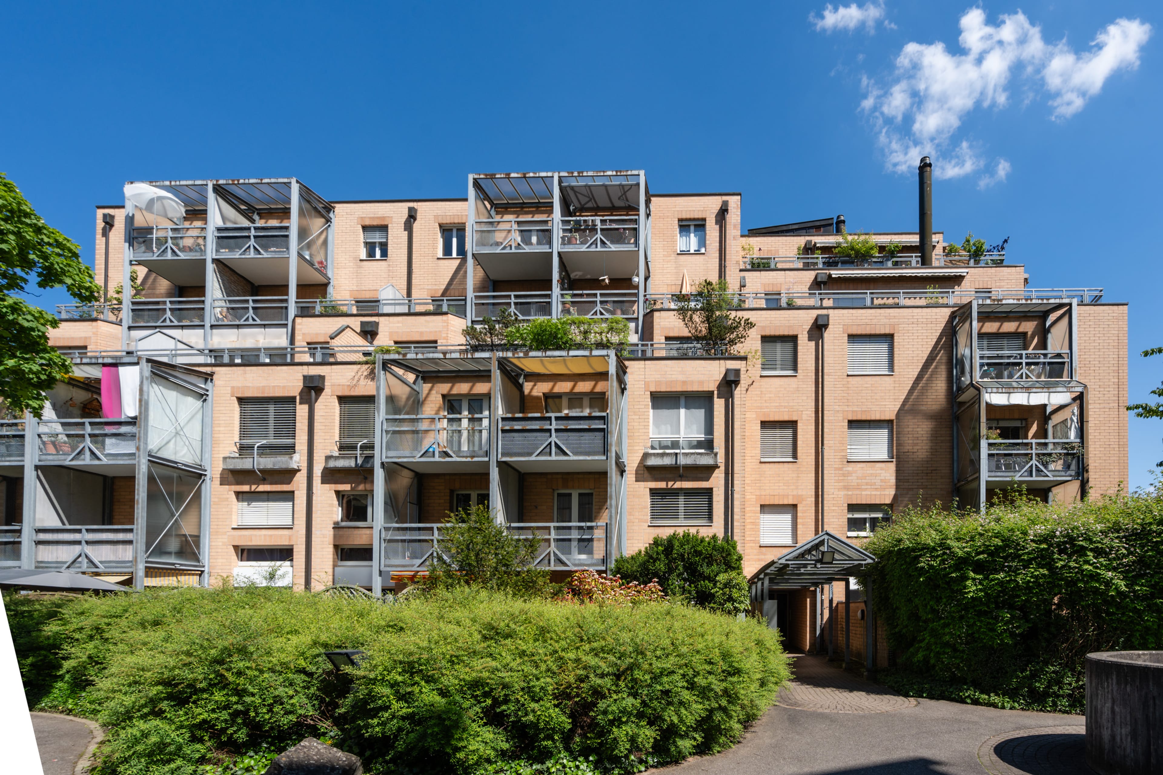 Immobilienanlage mit 35 Wohnungen, einer Bürofläche und Einstellhalle - Bild 2