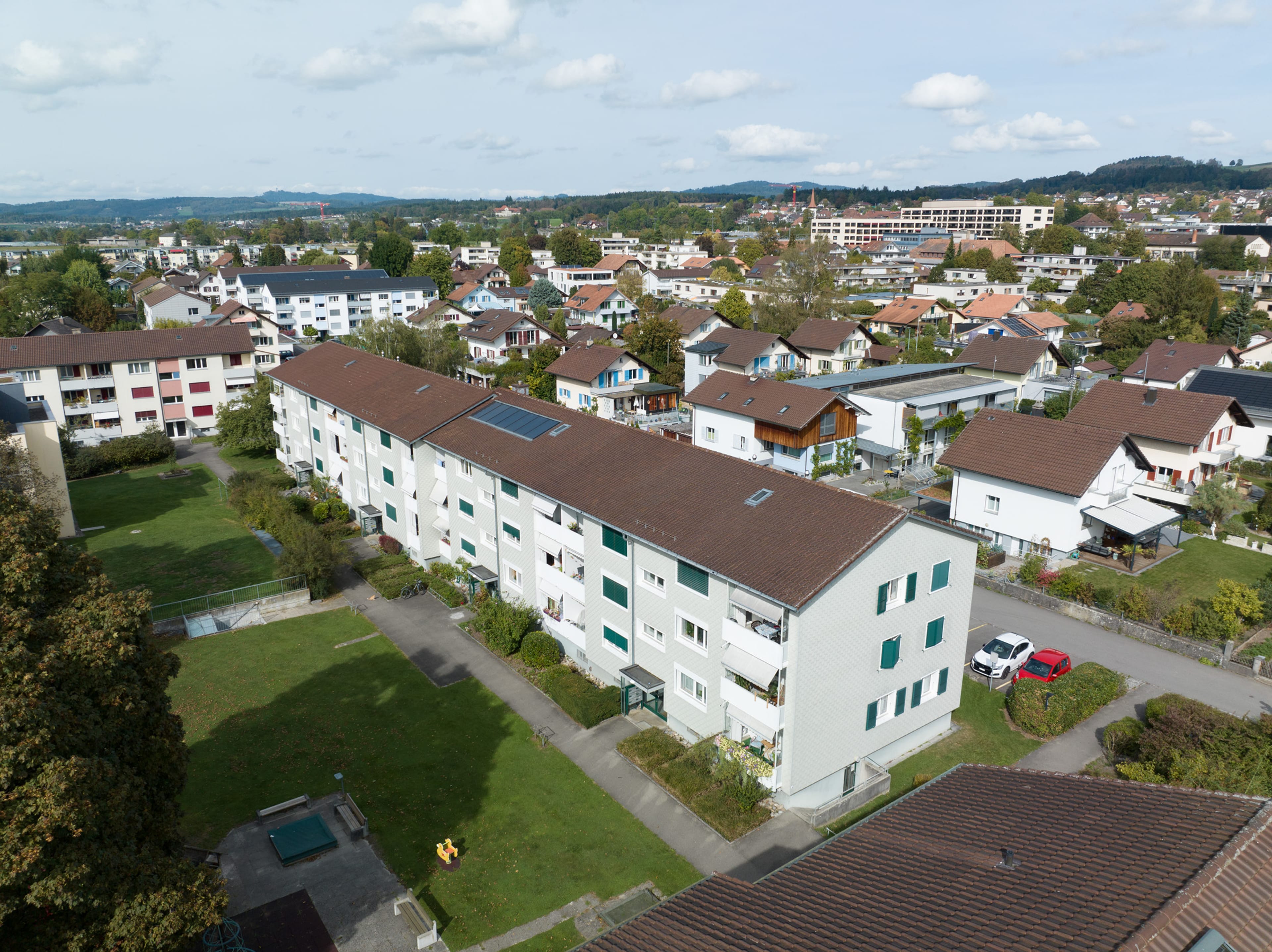 Anlageobjekt: Vier Mehrfamilienhäuser mit 24 Wohnungen und 28 Aussenparkplätzen - Bild 1
