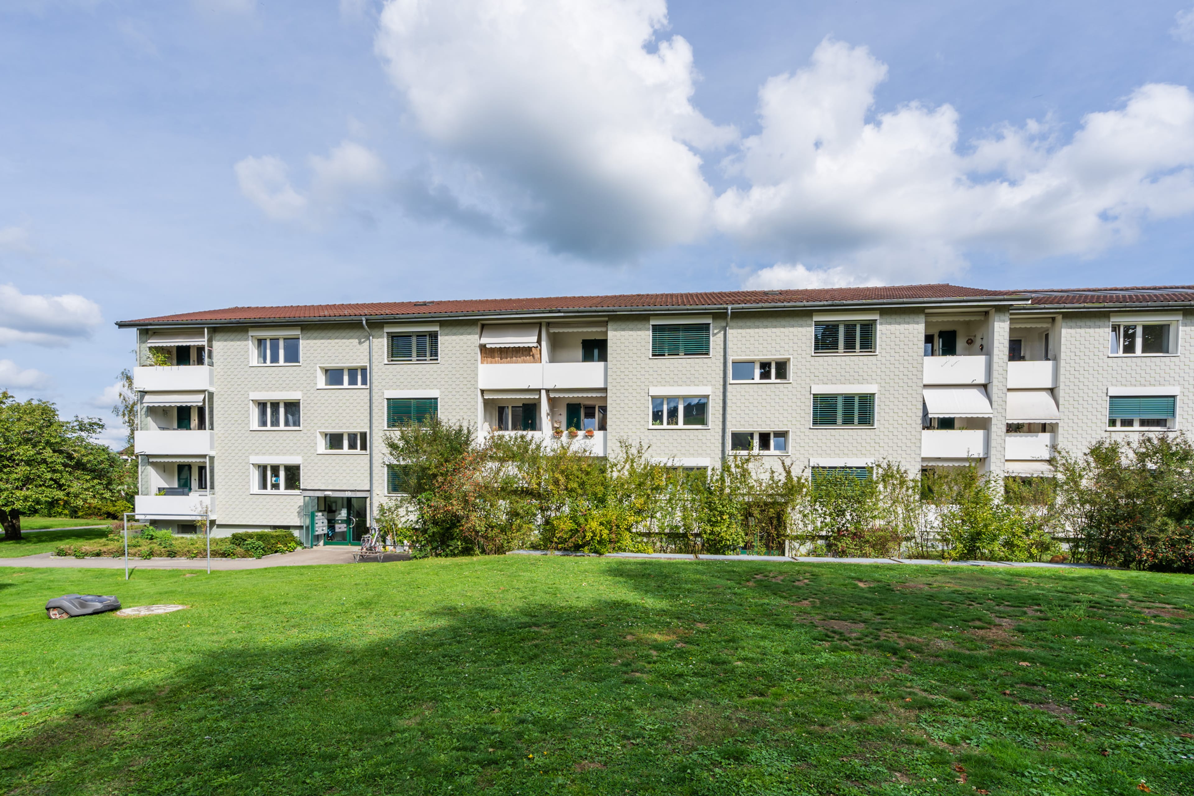 Anlageobjekt: Vier Mehrfamilienhäuser mit 24 Wohnungen und 28 Aussenparkplätzen - Bild 2