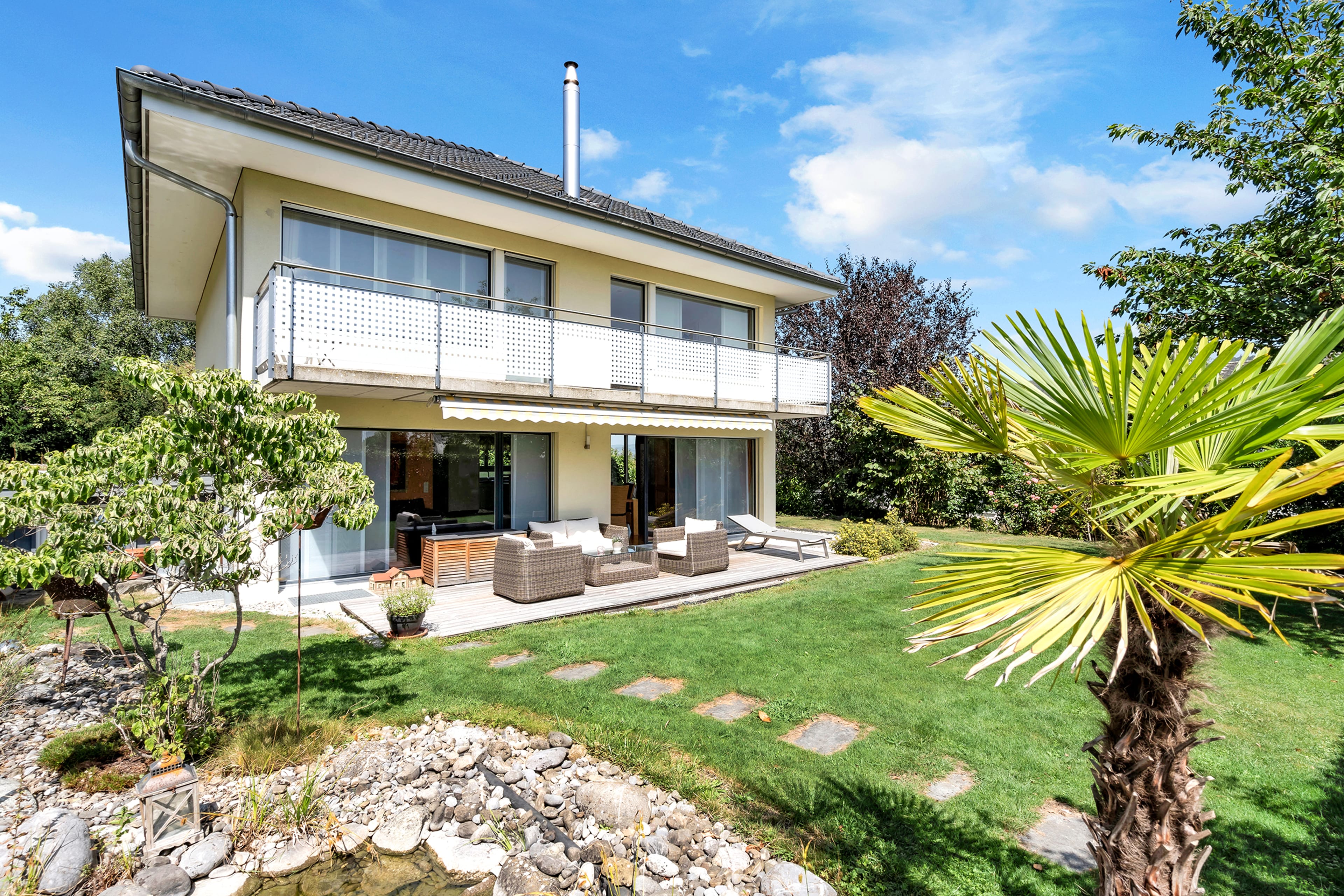Einfamilienhaus mit schöner Gartenanlage, Weitsicht und Doppelgarage - 2